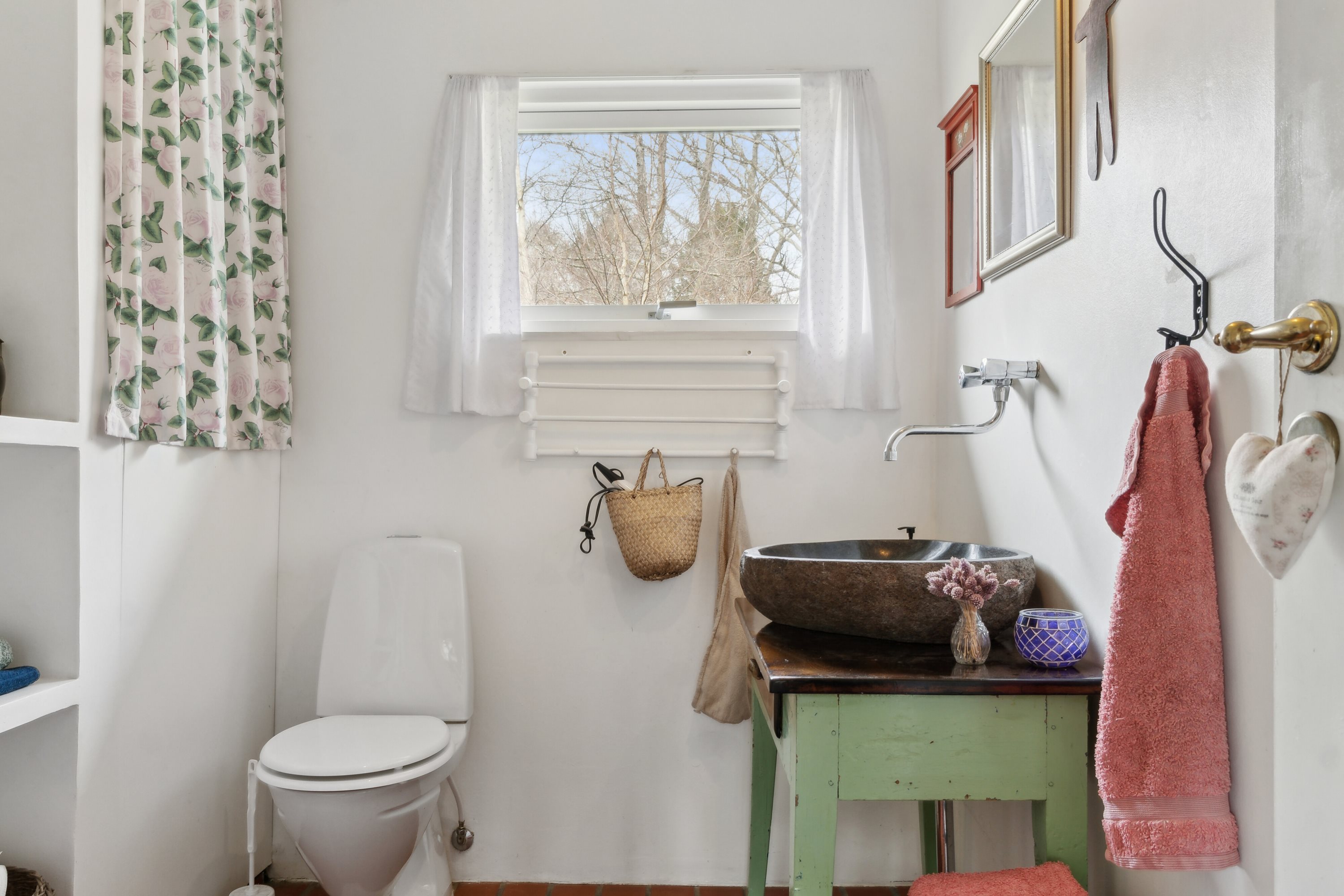 Fremhævet badeværelse billede i fuldskærmstilstand. Billede af Lisbeths Vænge 3, Tibirke Sand, 3300 Frederiksværk