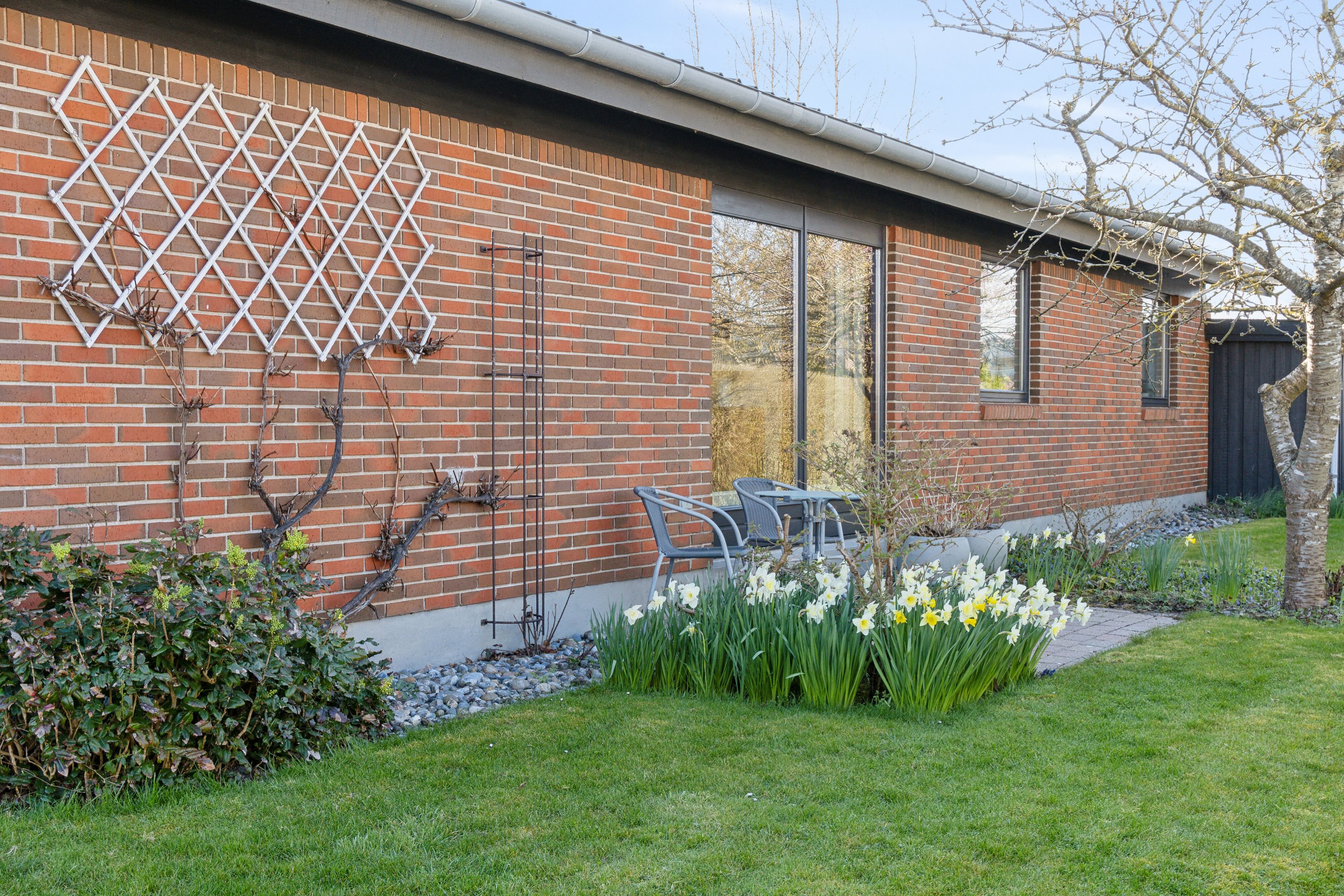 Fremhævet set fra haven billede i fuldskærmstilstand. Billede af Svanevej 12, 4720 Præstø