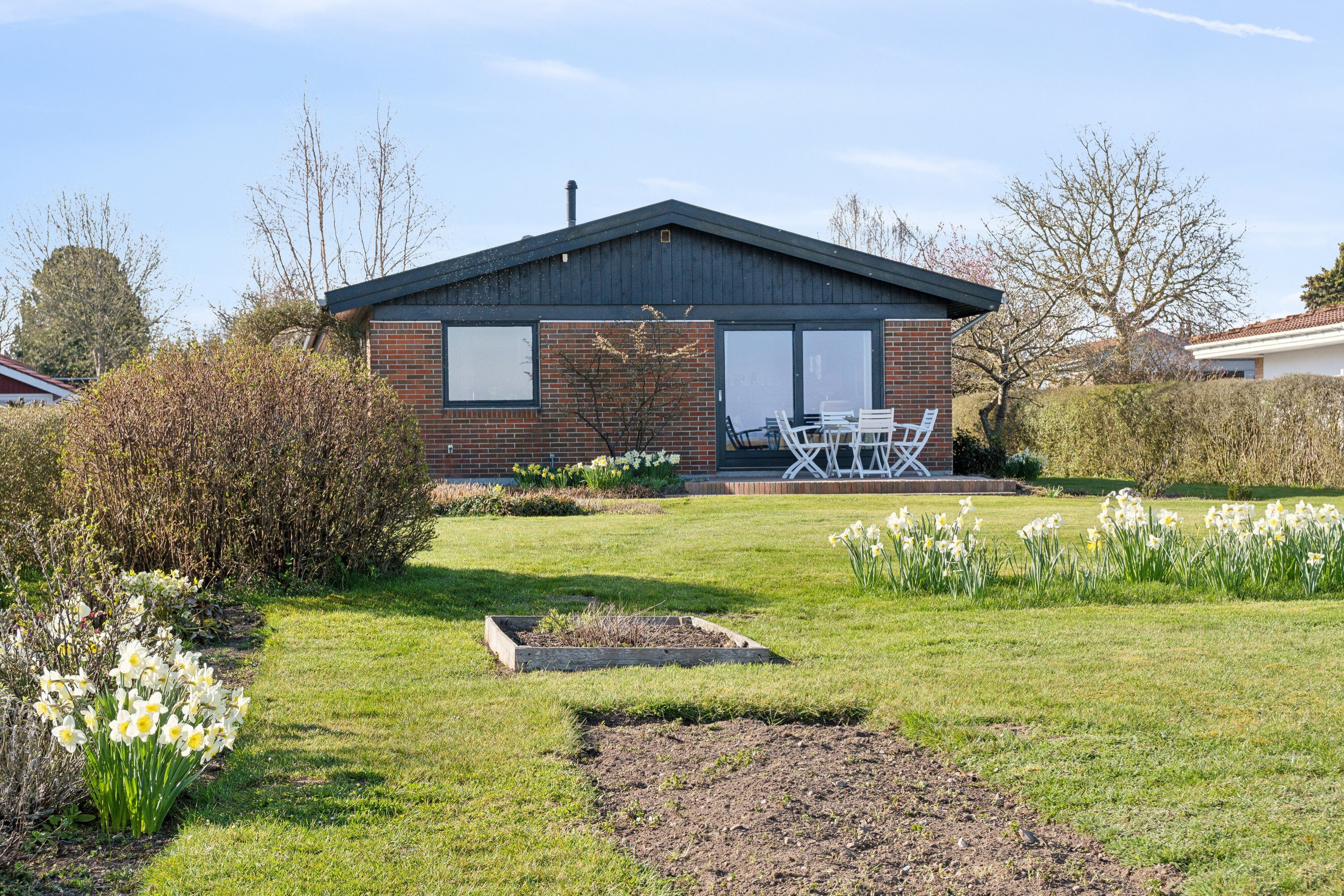 Fremhævet set fra haven billede i fuldskærmstilstand. Billede af Svanevej 12, 4720 Præstø