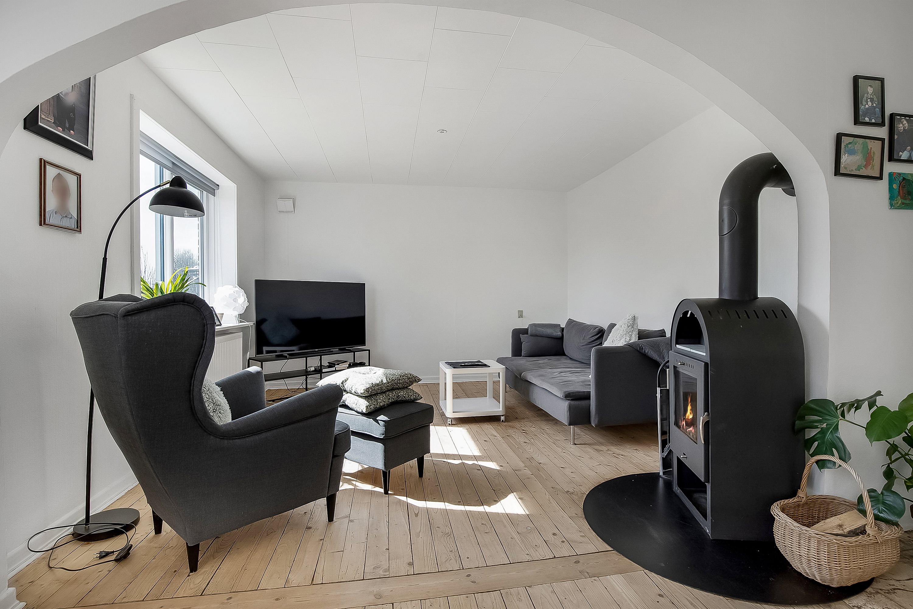 Fremhævet stue billede i fuldskærmstilstand. Billede af Vongevej 8, Vindelev, 7300 Jelling