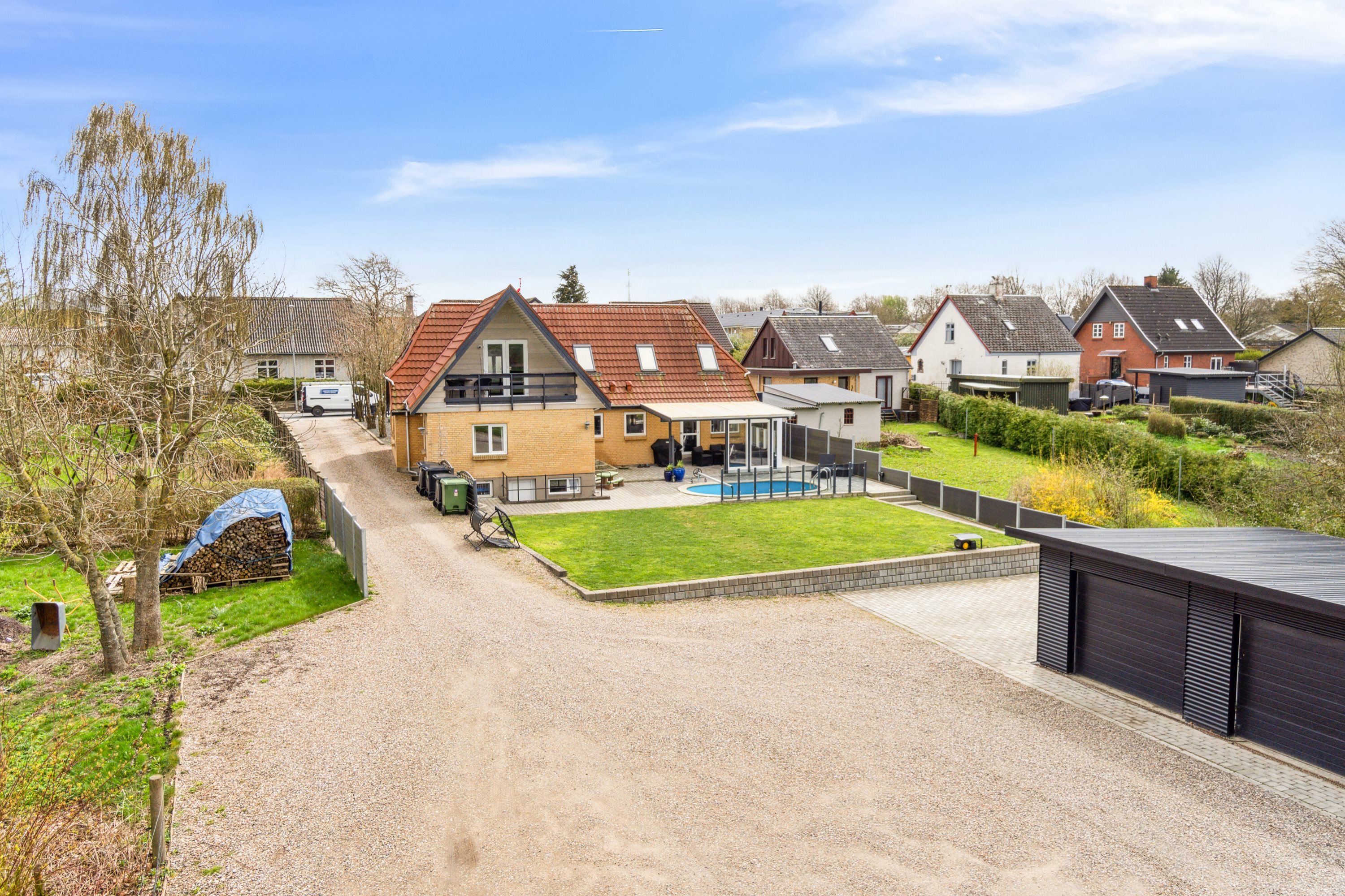 Miniaturebillede 1: set fra vejen. Billede af Assensvej 17, 5750 Ringe