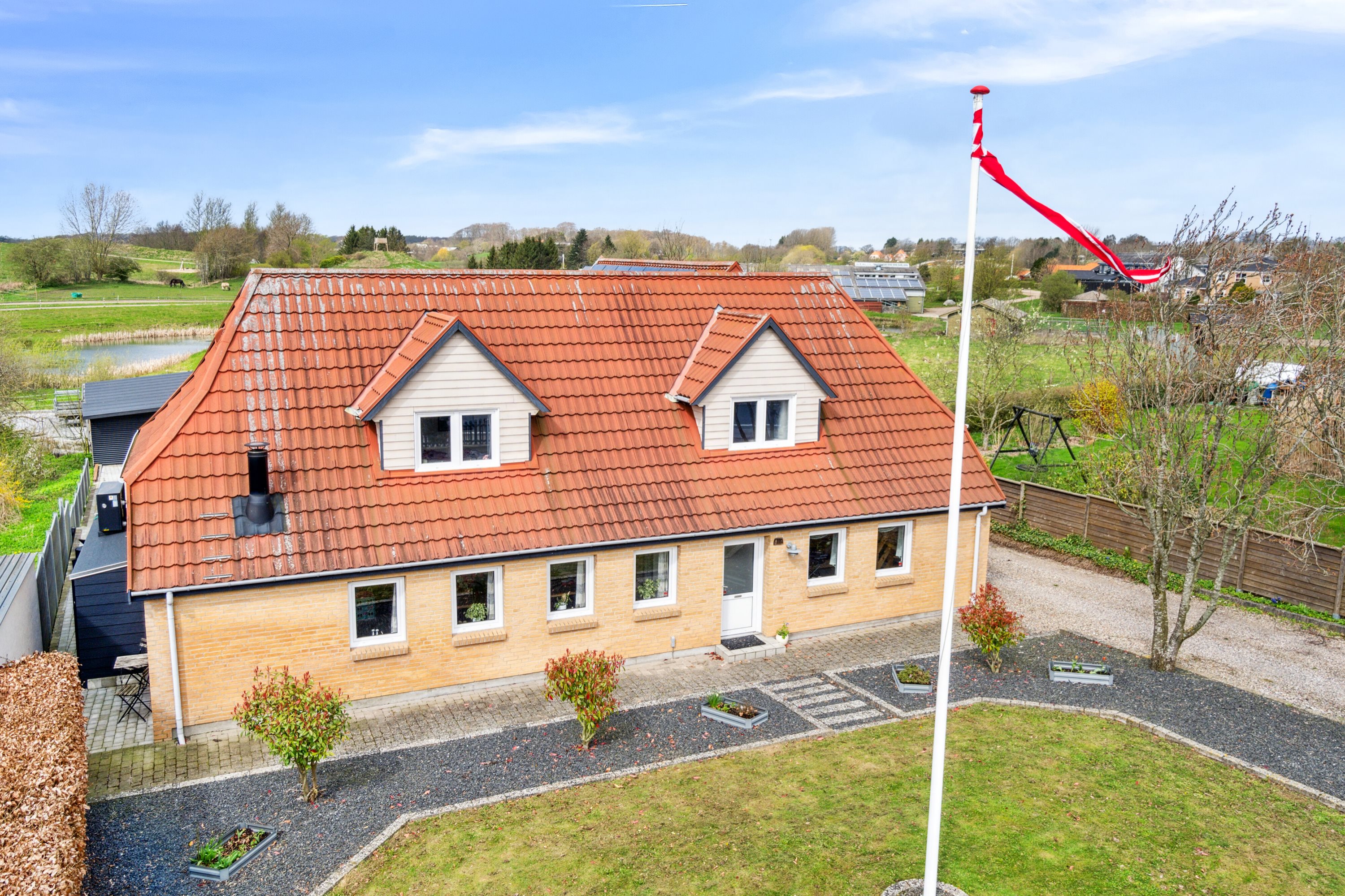 Fremhævet set fra haven billede i fuldskærmstilstand. Billede af Assensvej 17, 5750 Ringe