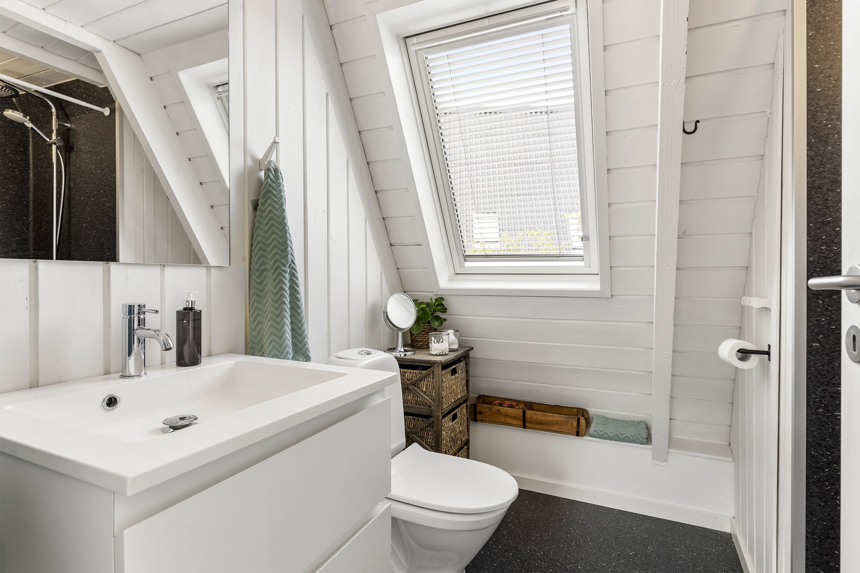 Fremhævet badeværelse billede i fuldskærmstilstand. Billede af Golfsvinget 111, Gatten, 9640 Farsø