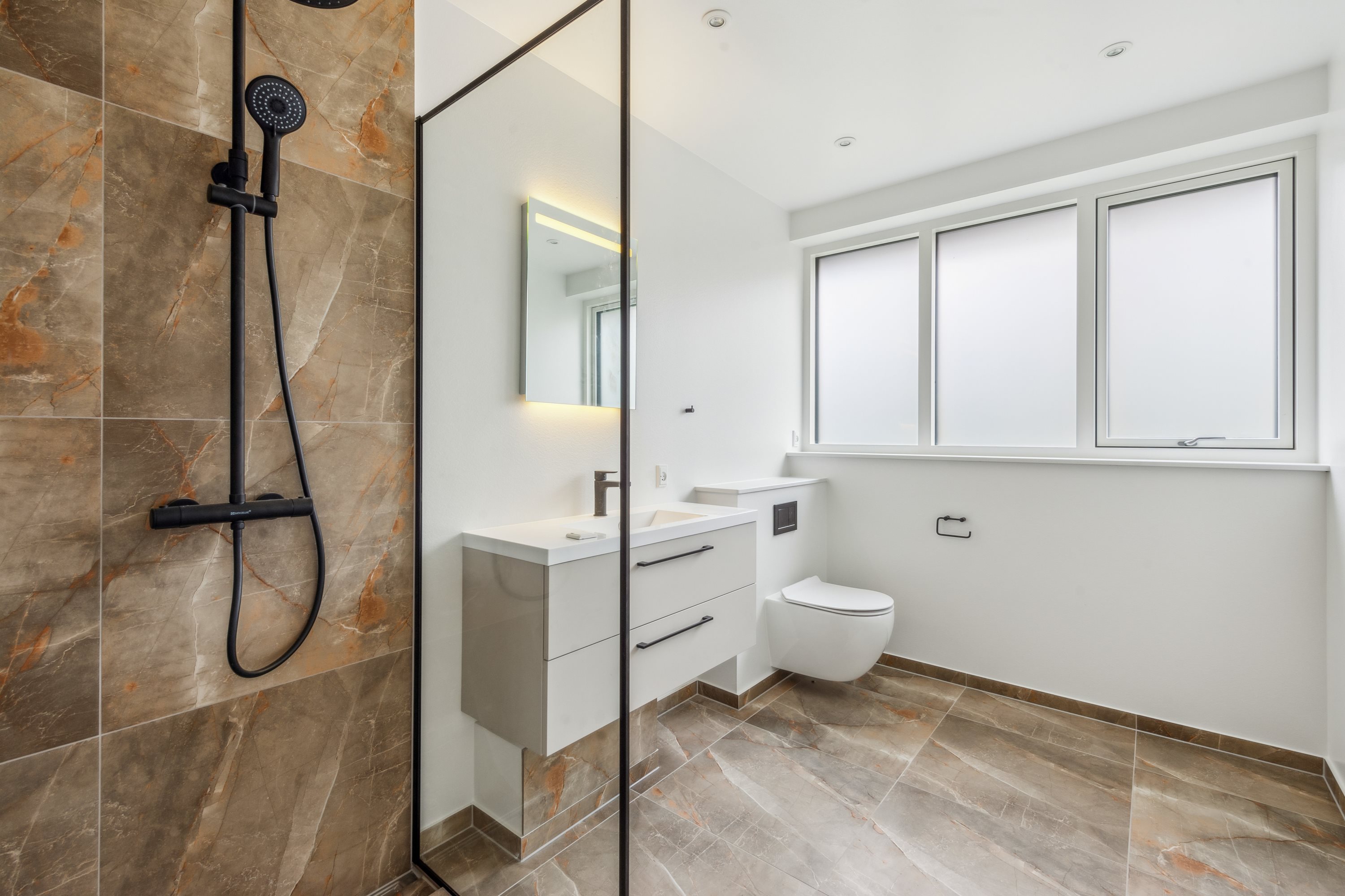 Fremhævet badeværelse billede i fuldskærmstilstand. Billede af Højager 14, 2670 Greve