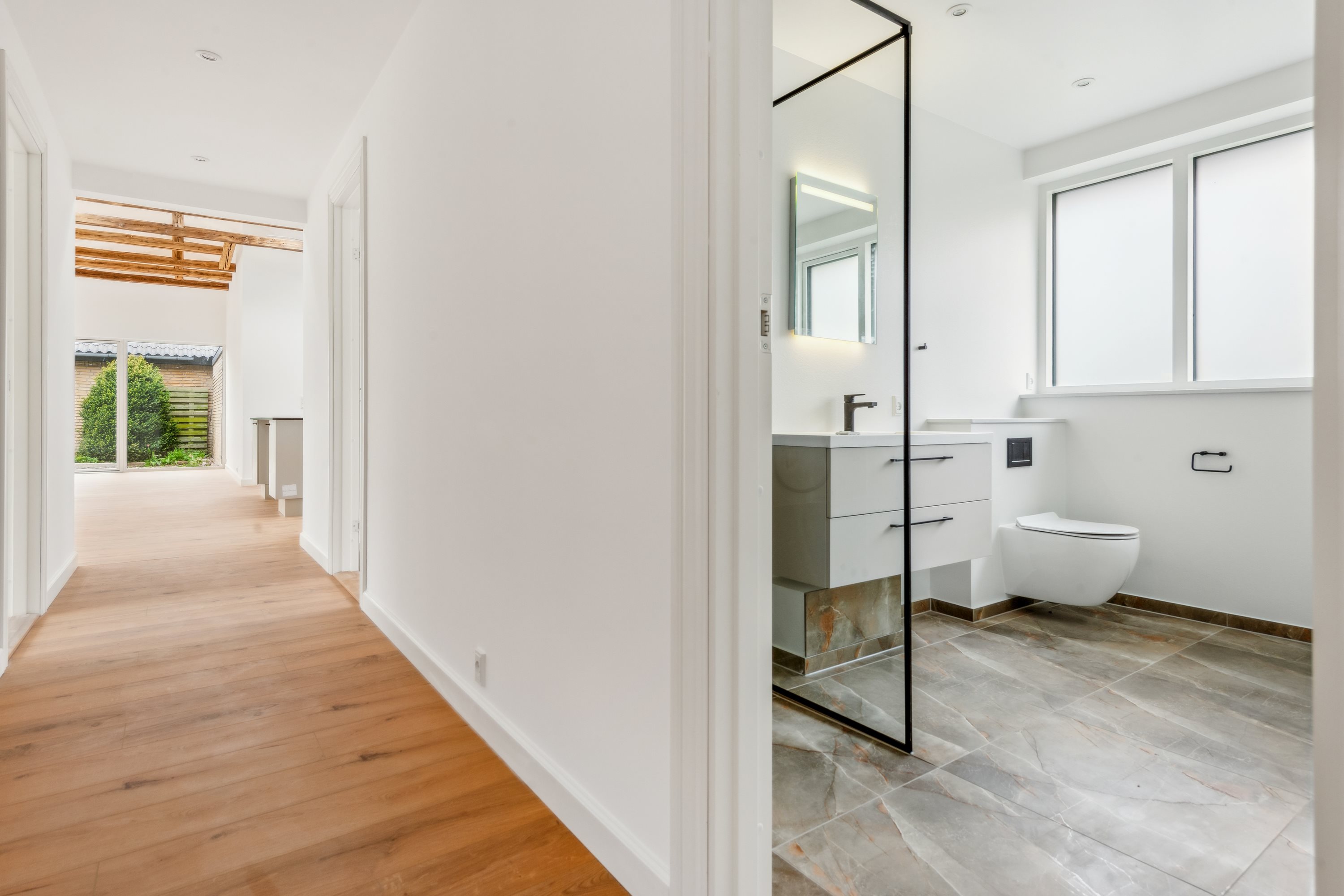 Fremhævet gang billede i fuldskærmstilstand. Billede af Højager 14, 2670 Greve