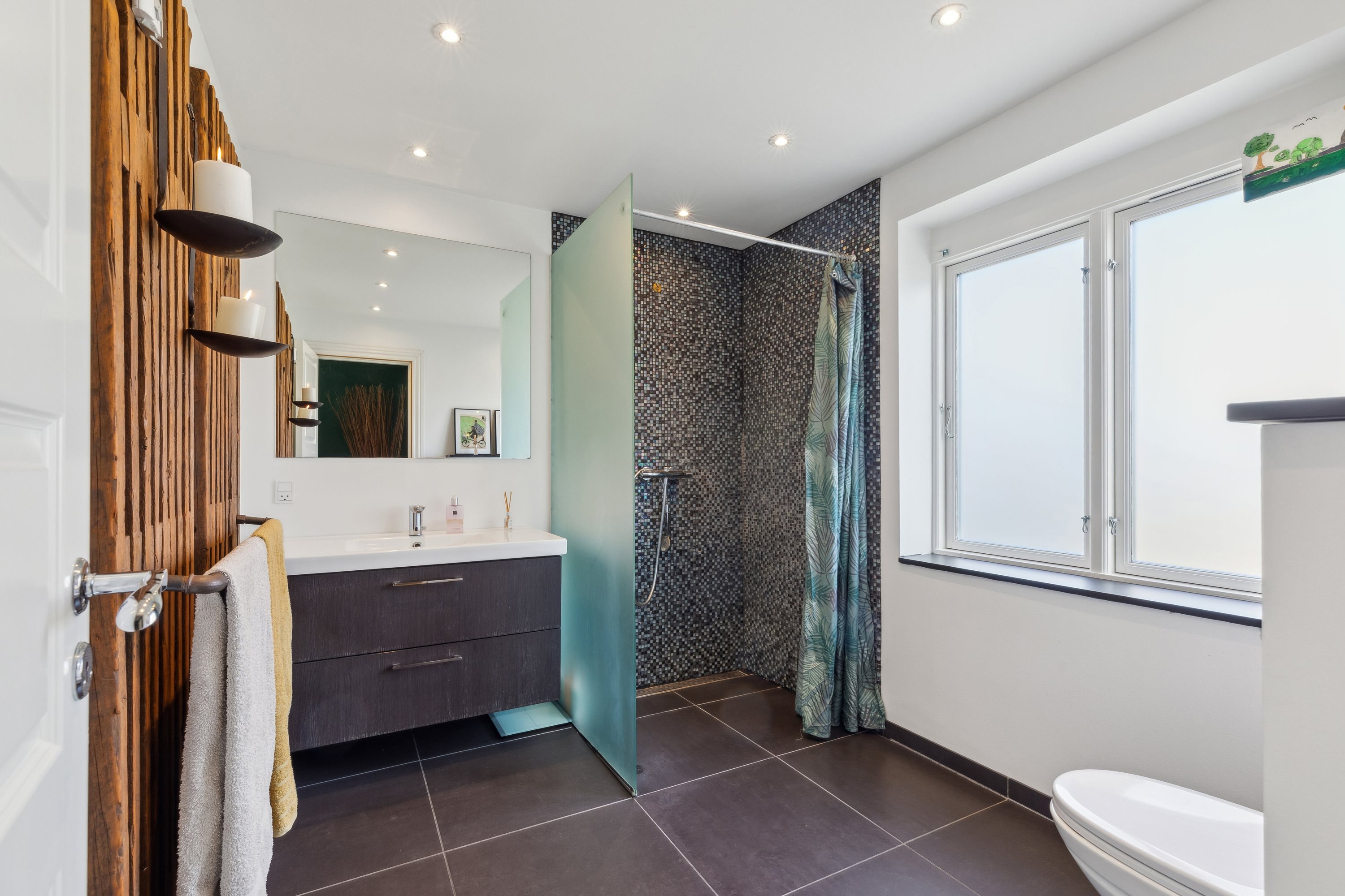 Fremhævet badeværelse billede i fuldskærmstilstand. Billede af Drosselvej 13, 2630 Taastrup