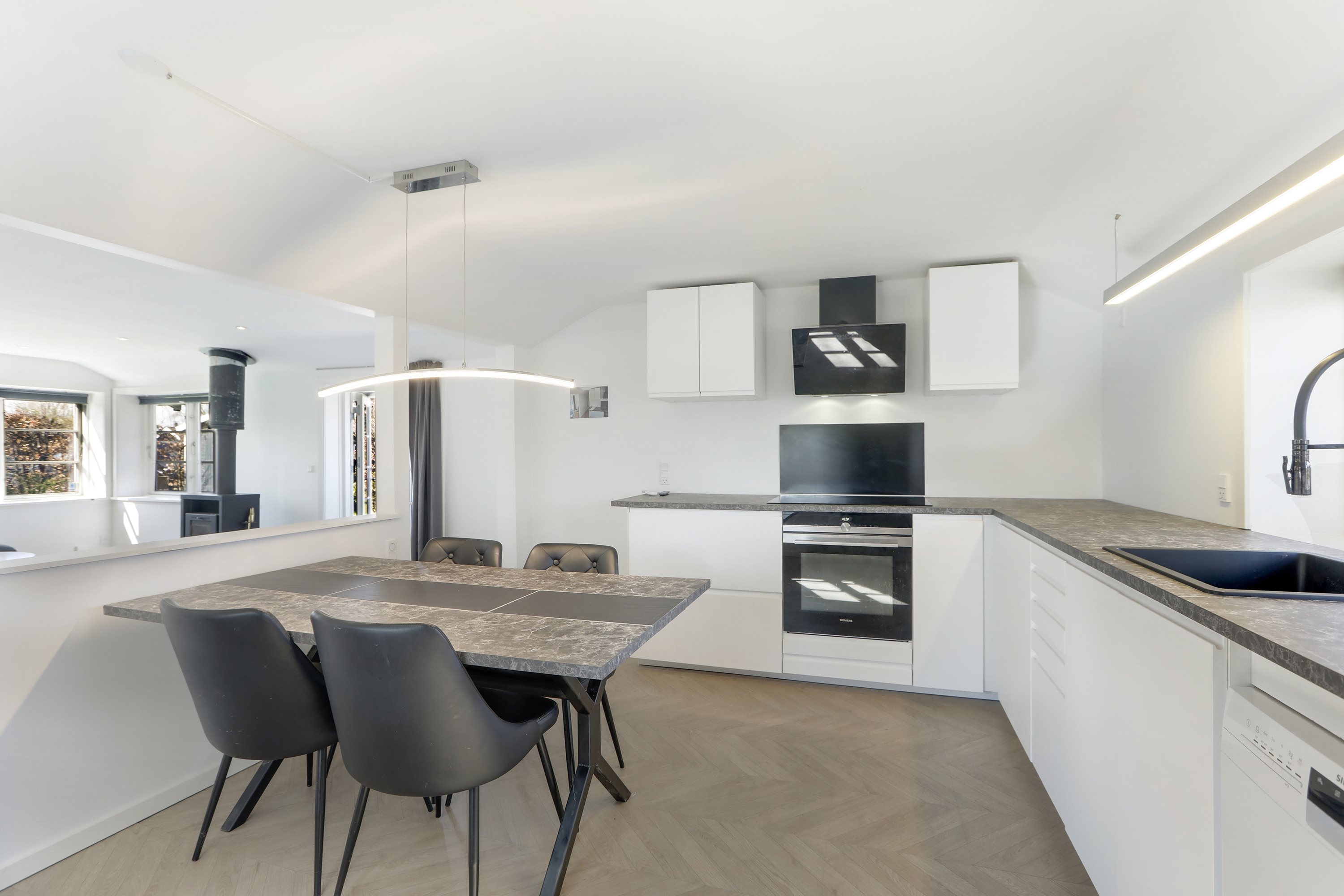 Fremhævet køkken billede i fuldskærmstilstand. Billede af Bjarkesvej 1, 2740 Skovlunde