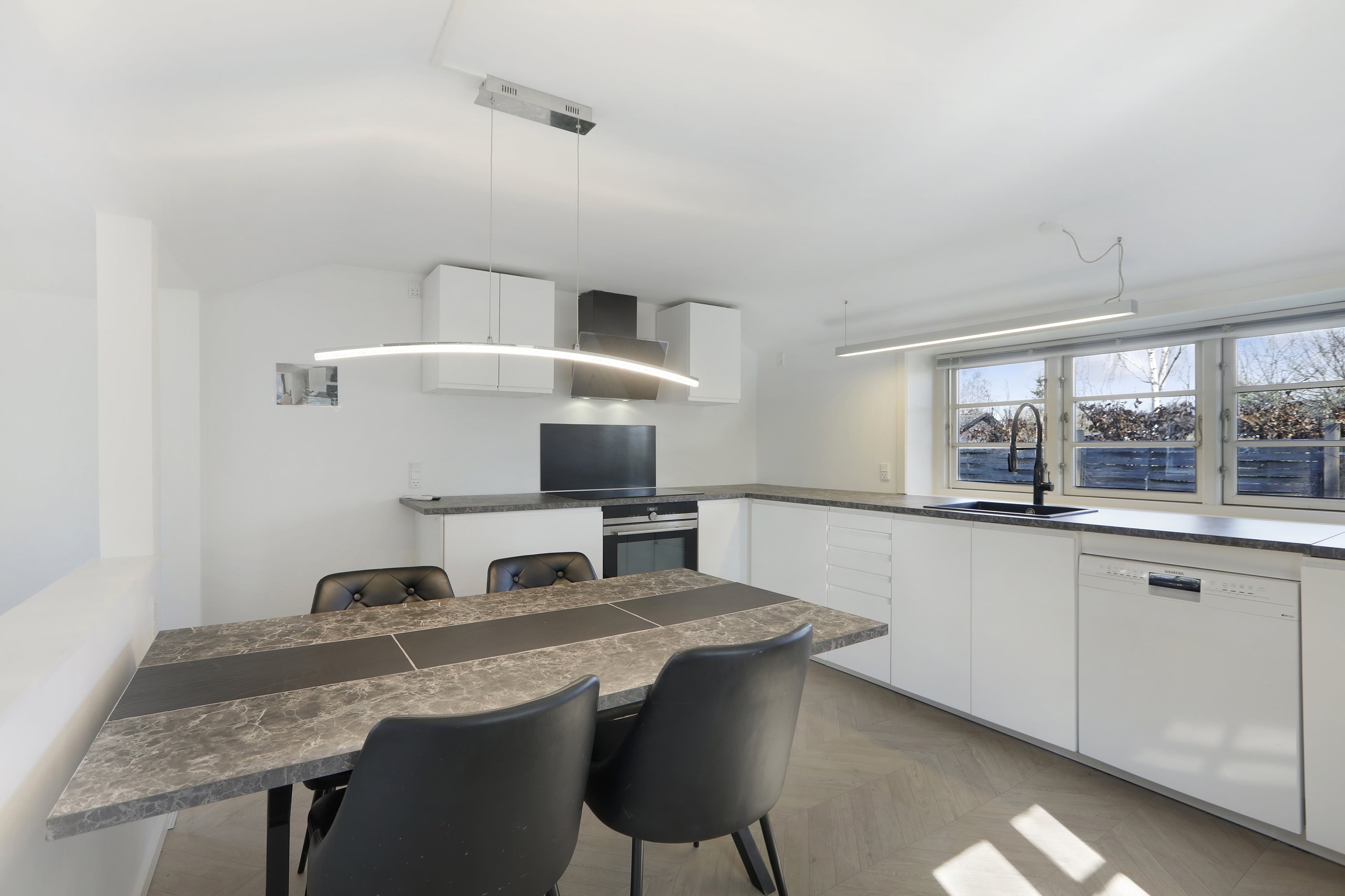 Fremhævet køkken billede i fuldskærmstilstand. Billede af Bjarkesvej 1, 2740 Skovlunde