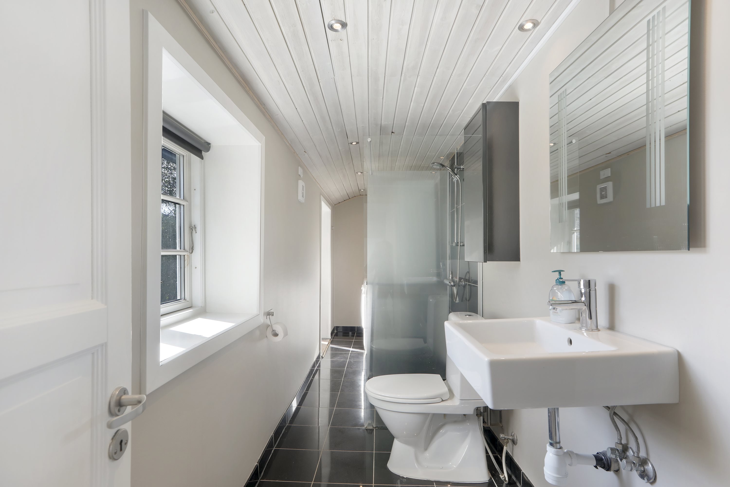 Fremhævet badeværelse billede i fuldskærmstilstand. Billede af Bjarkesvej 1, 2740 Skovlunde