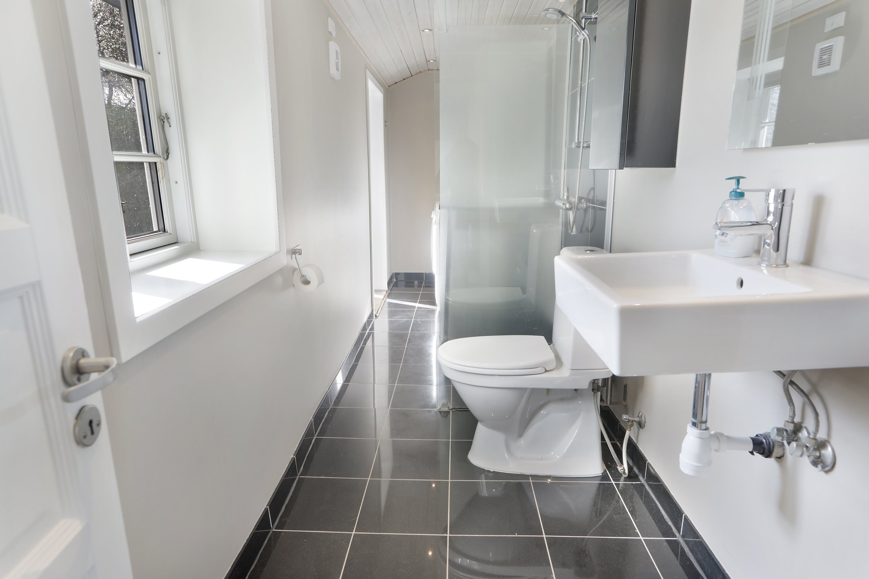 Fremhævet badeværelse billede i fuldskærmstilstand. Billede af Bjarkesvej 1, 2740 Skovlunde