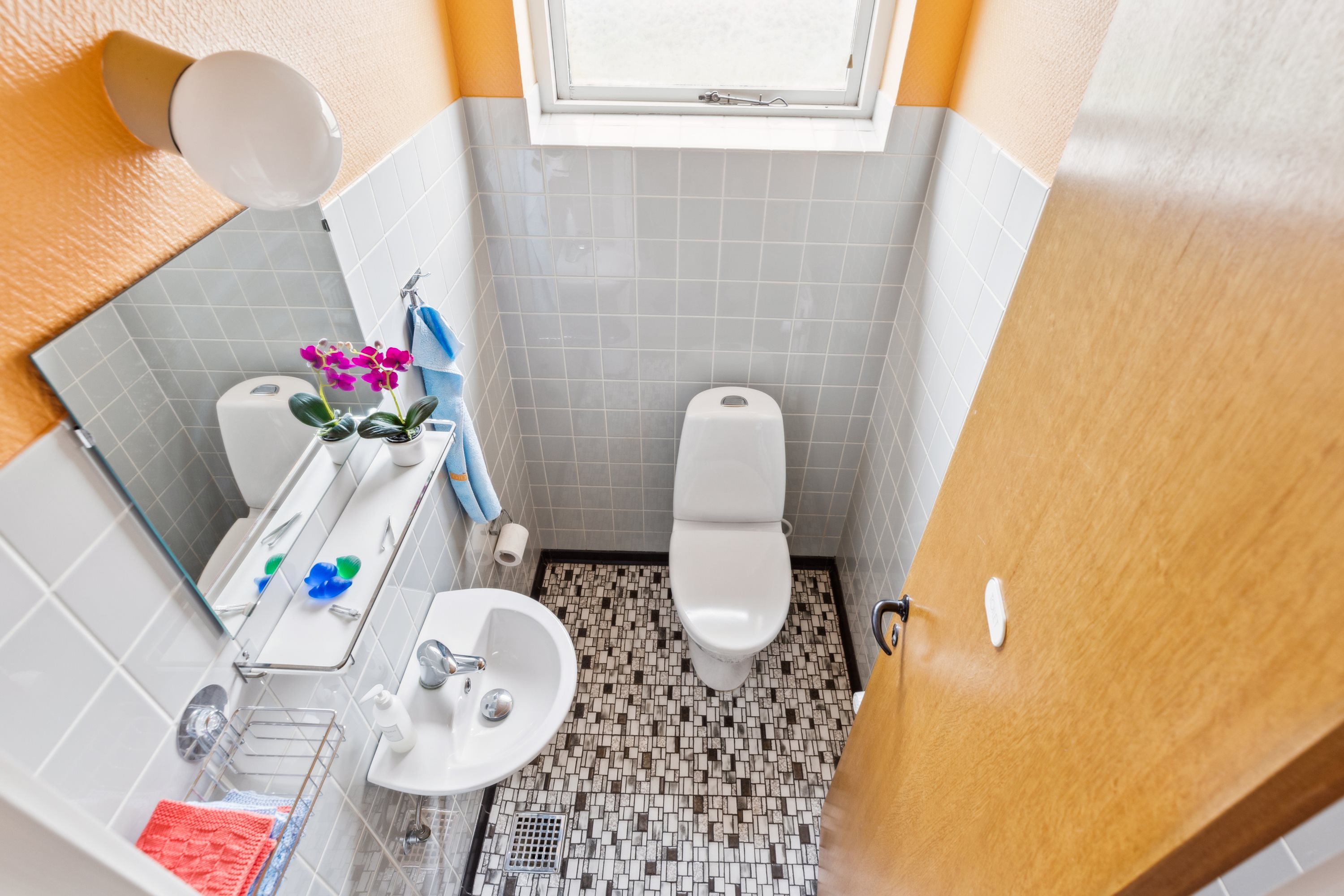 Fremhævet toilet billede i fuldskærmstilstand. Billede af Drosselvænget 1, 6760 Ribe