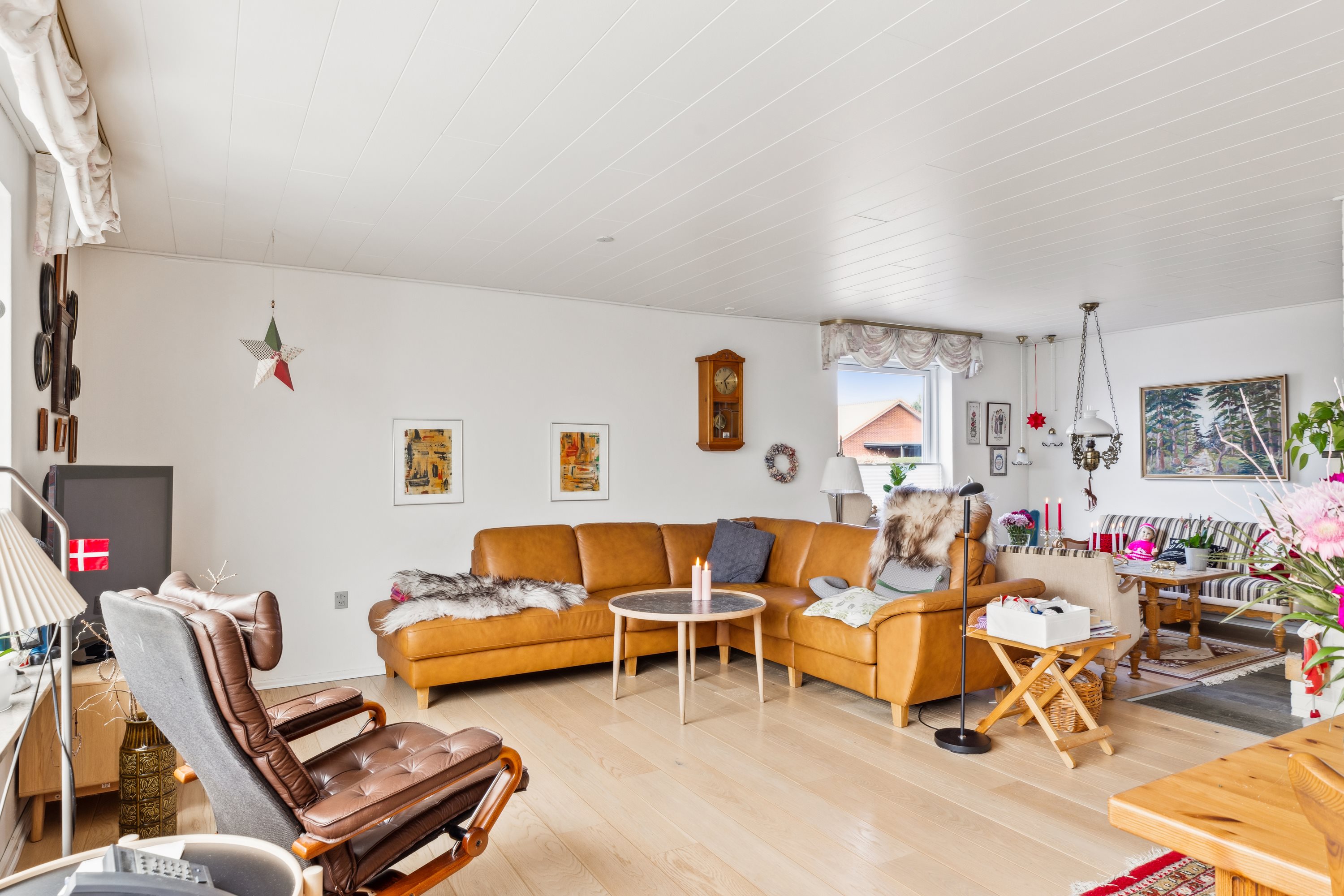 Fremhævet stue billede i fuldskærmstilstand. Billede af Drosselvænget 1, 6760 Ribe