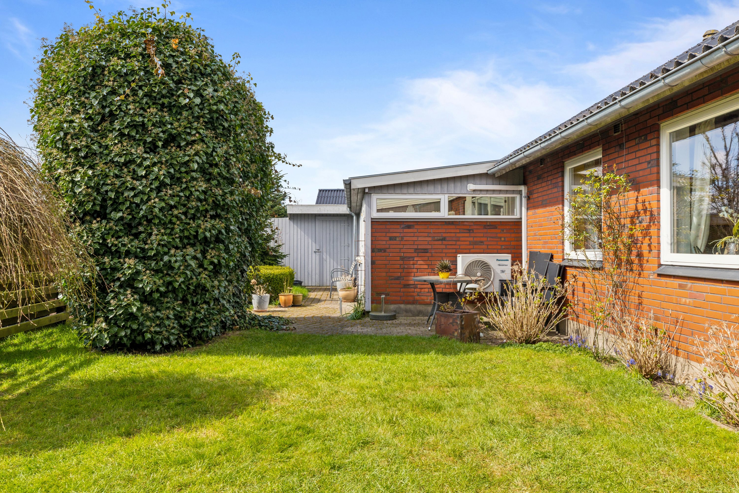 Fremhævet have billede i fuldskærmstilstand. Billede af Drosselvænget 1, 6760 Ribe