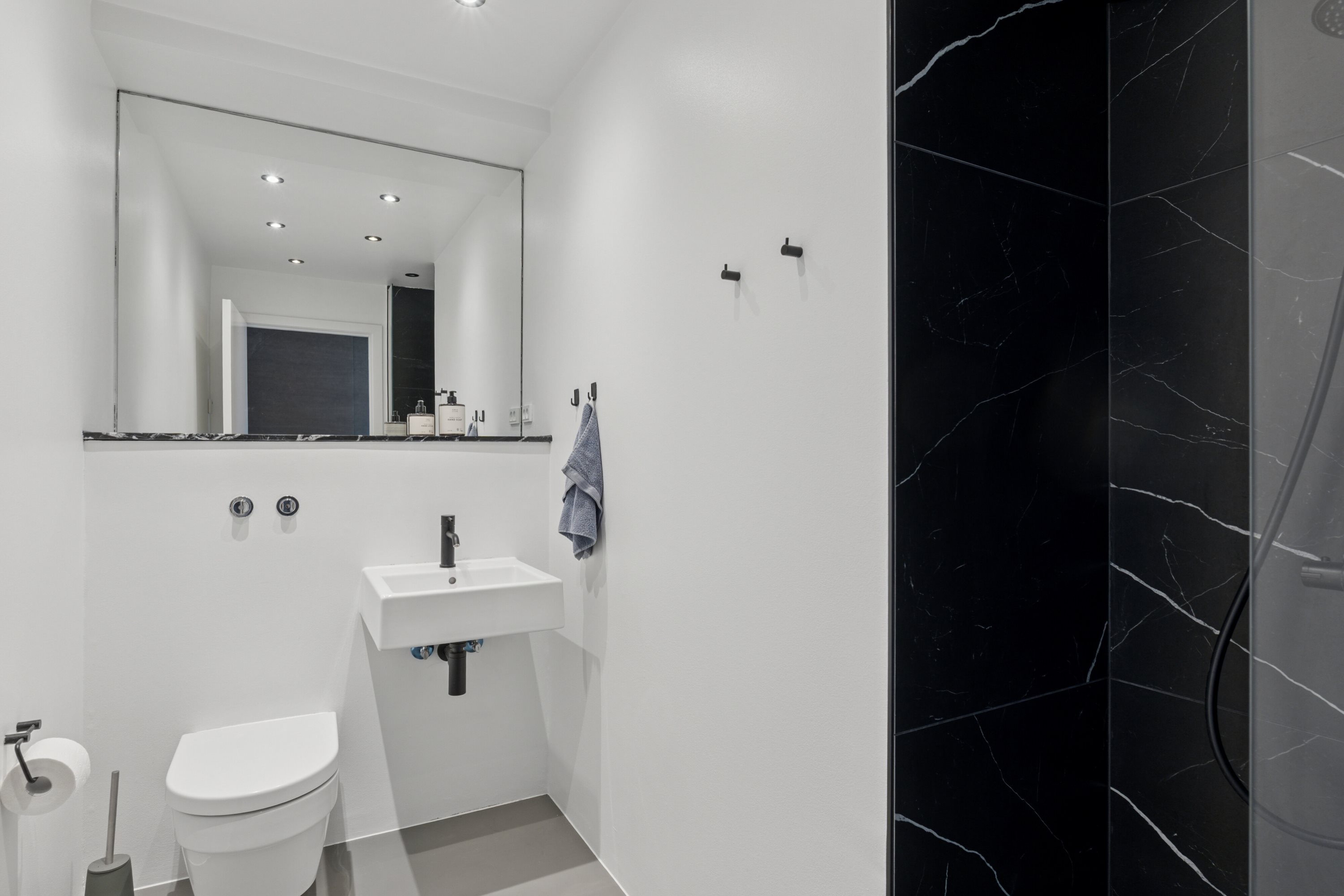 Fremhævet badeværelse billede i fuldskærmstilstand. Billede af UDEN BOPÆLSPLIGT - Drechselsgade 4B, 6., 2300 København S