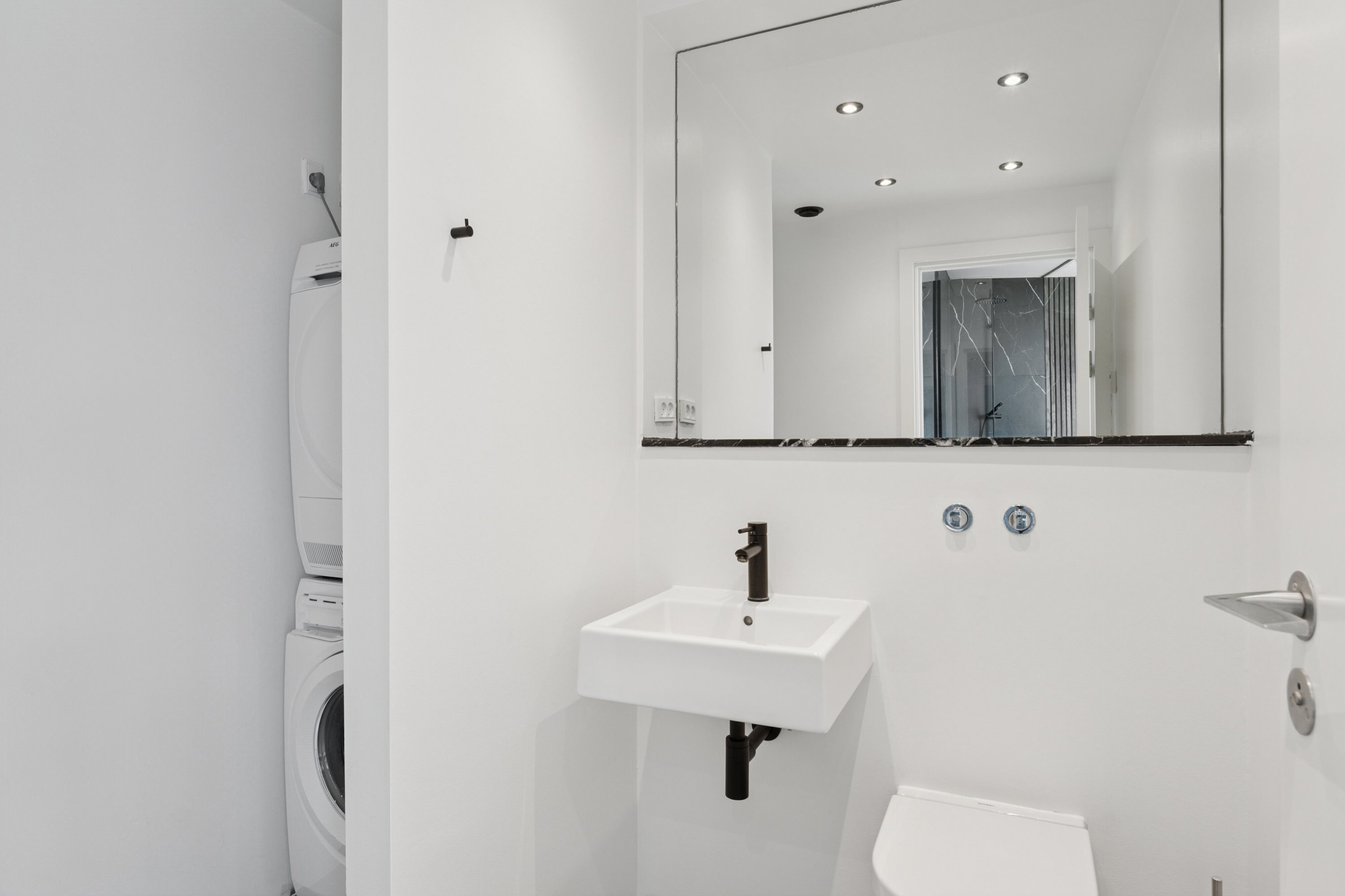 Fremhævet badeværelse billede i fuldskærmstilstand. Billede af UDEN BOPÆLSPLIGT - Drechselsgade 4B, 6., 2300 København S