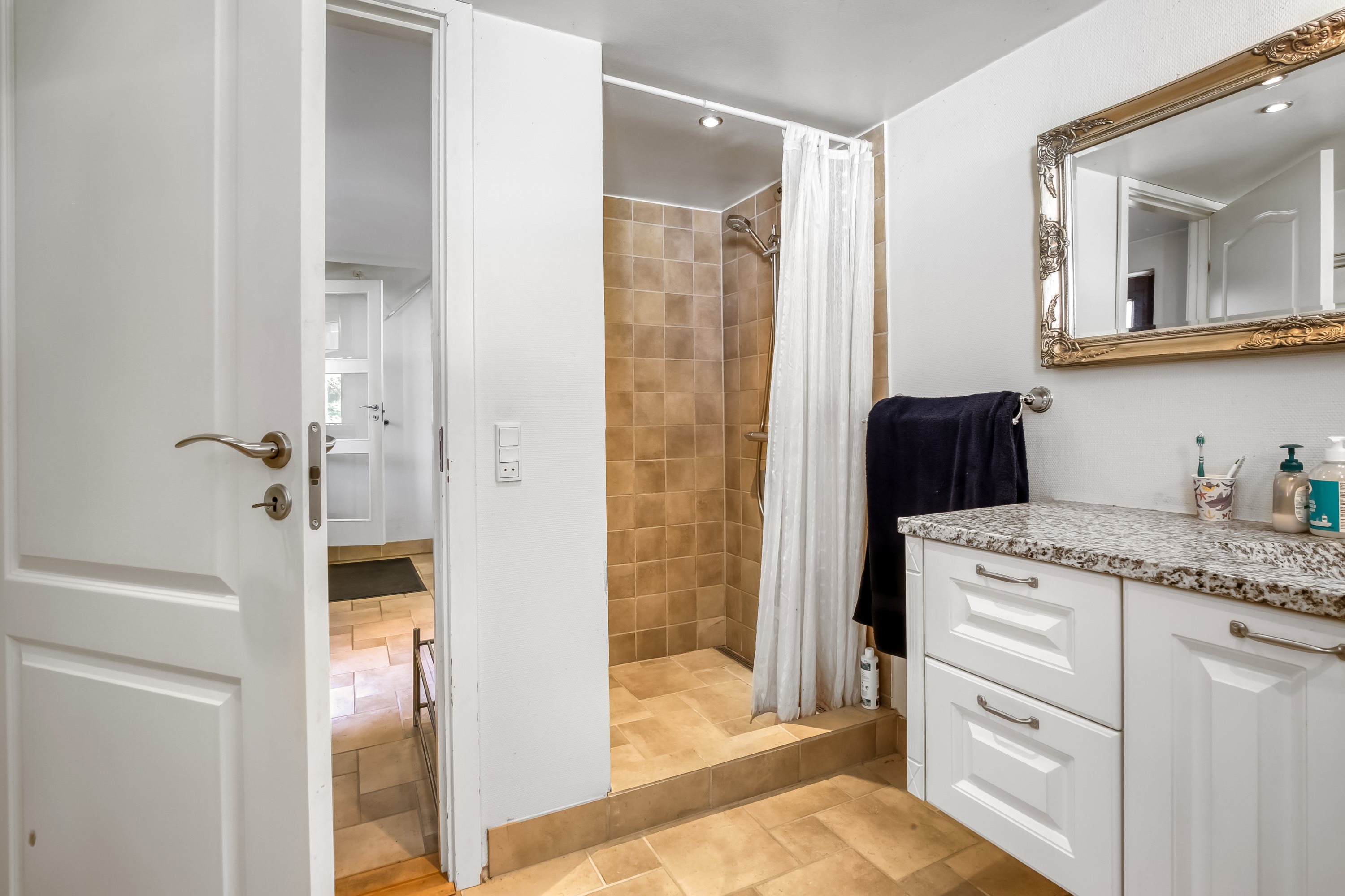 Fremhævet  billede i fuldskærmstilstand. Billede af Stovbakken 8A, Kastrup, 8544 Mørke