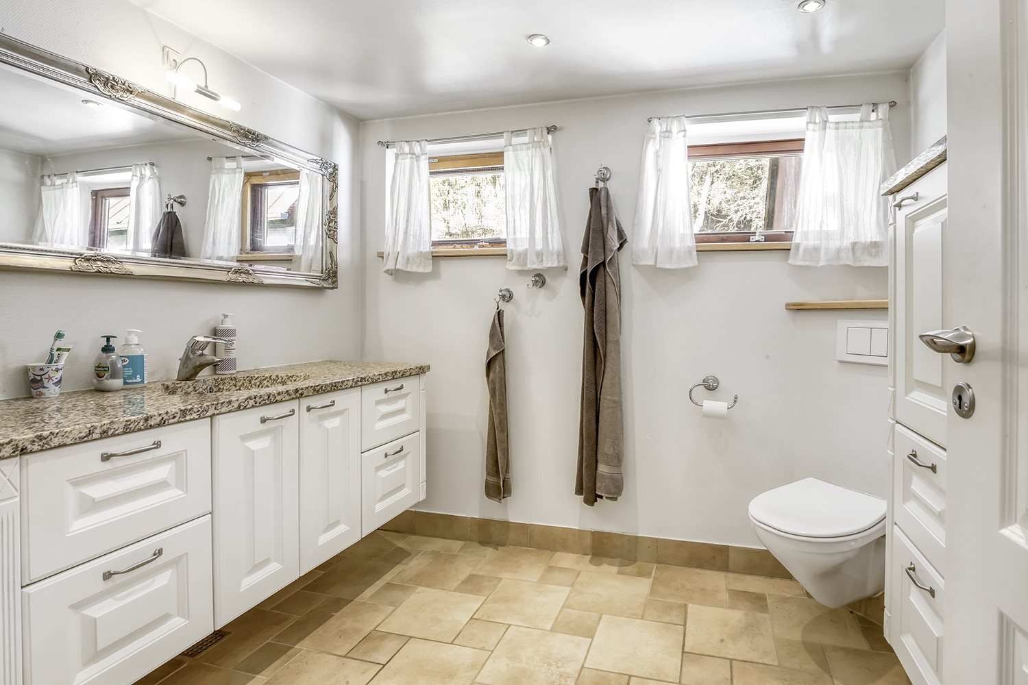 Fremhævet  billede i fuldskærmstilstand. Billede af Stovbakken 8A, Kastrup, 8544 Mørke