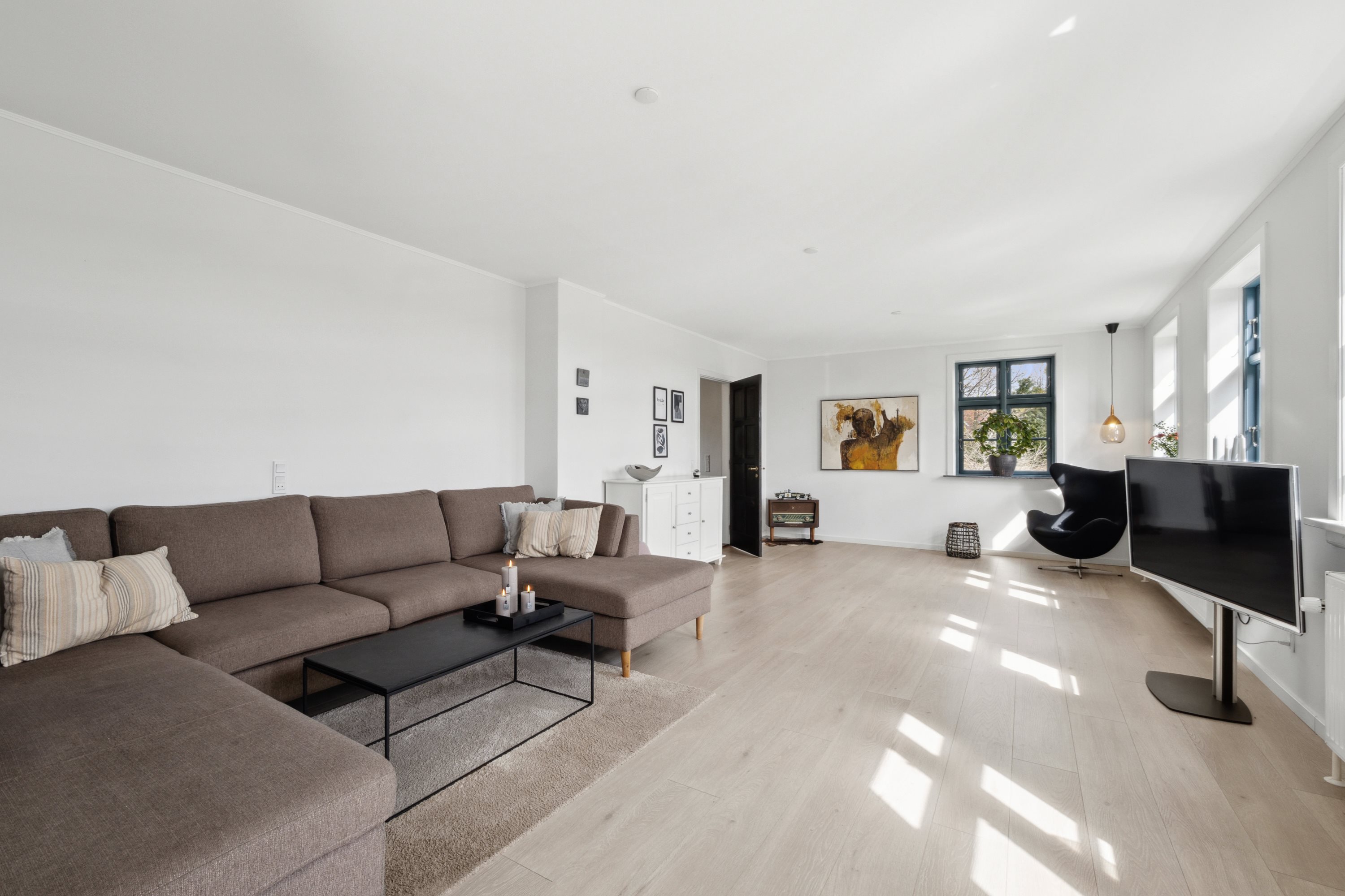 Fremhævet stue billede i fuldskærmstilstand. Billede af Gyvelvej 2, 8800 Viborg