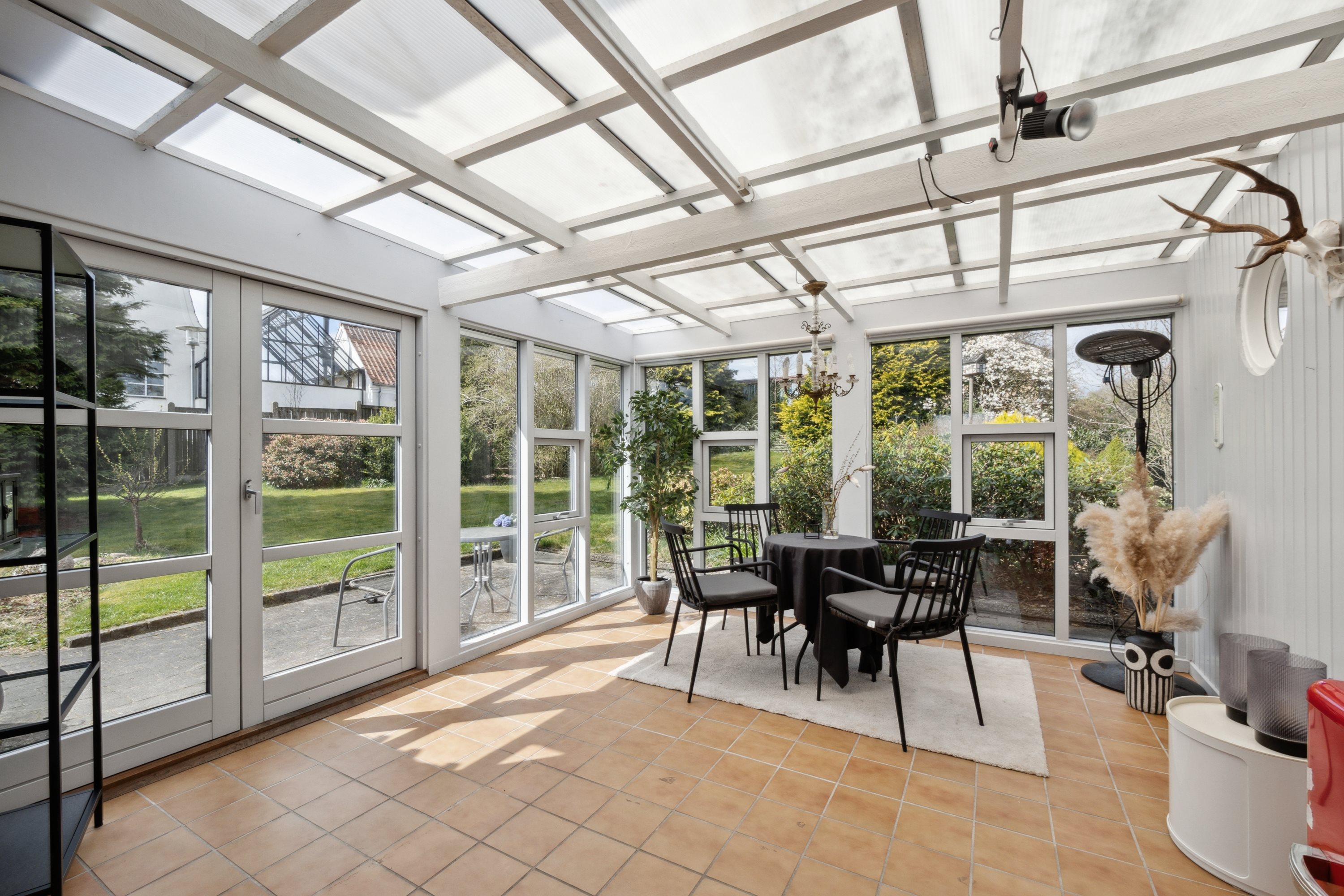 Fremhævet udestue billede i fuldskærmstilstand. Billede af Gyvelvej 2, 8800 Viborg