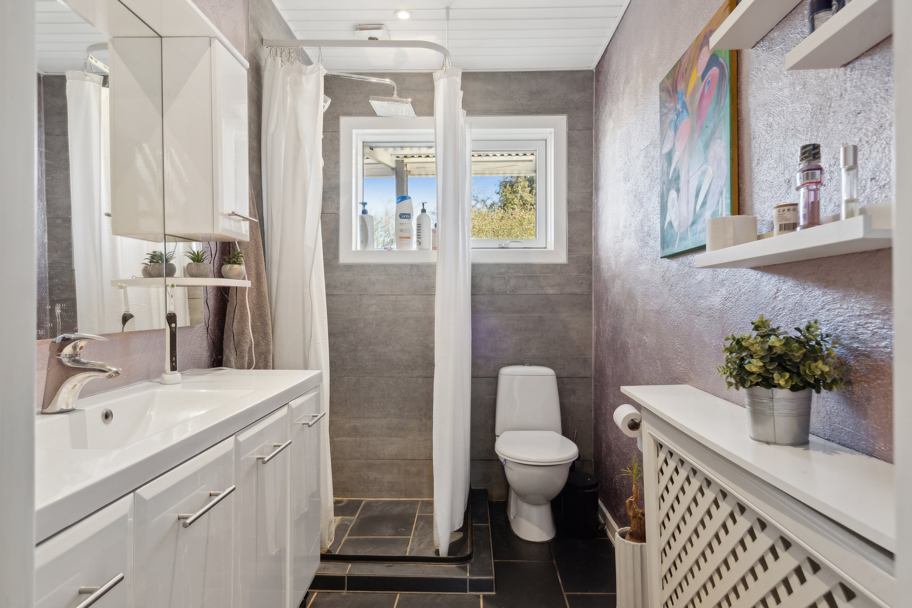 Fremhævet badeværelse billede i fuldskærmstilstand. Billede af Ulvebakken 2, Brændstrup, 6630 Rødding