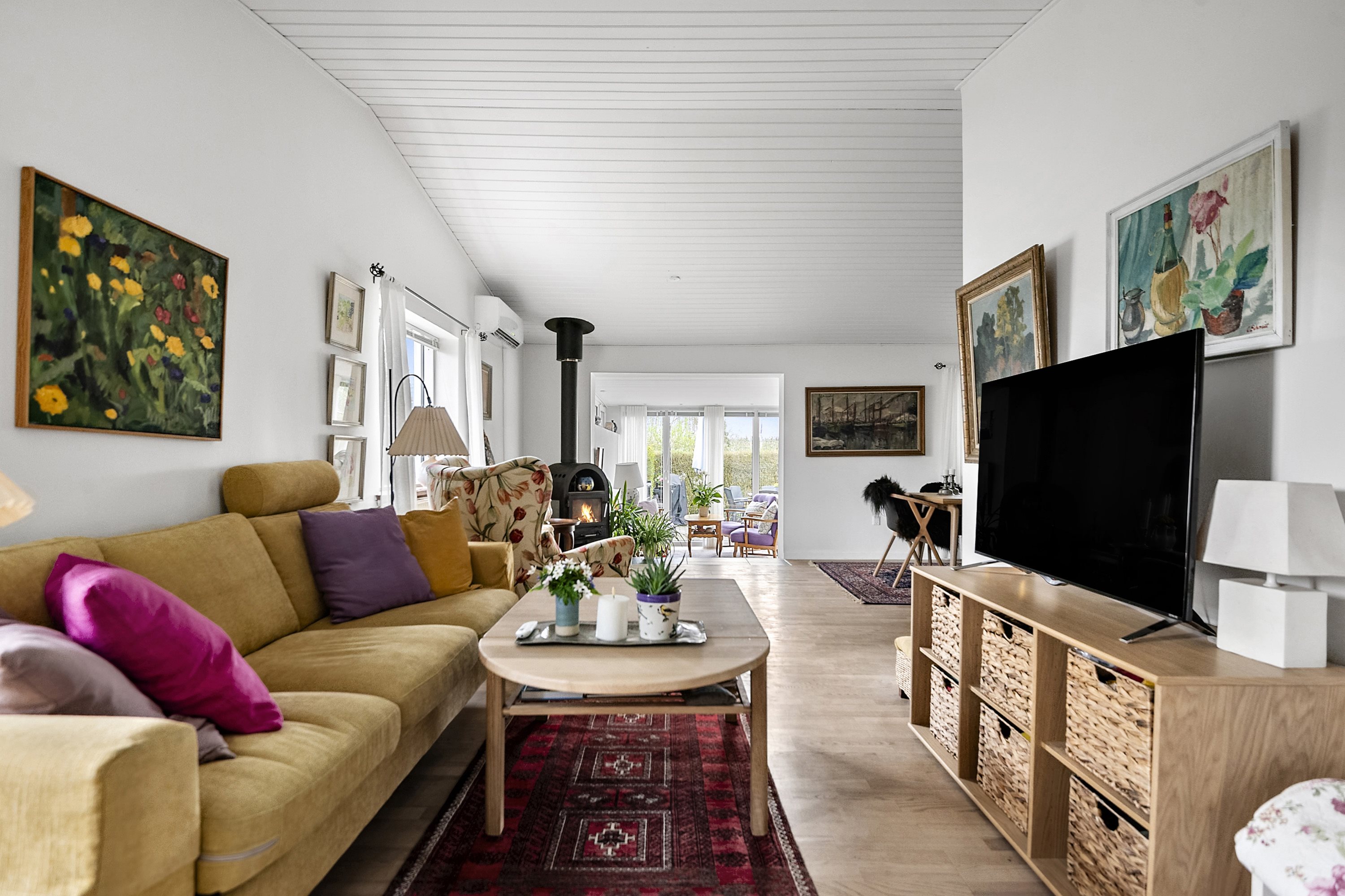 Fremhævet stue billede i fuldskærmstilstand. Billede af Skolevænget 2, Hou, 8300 Odder