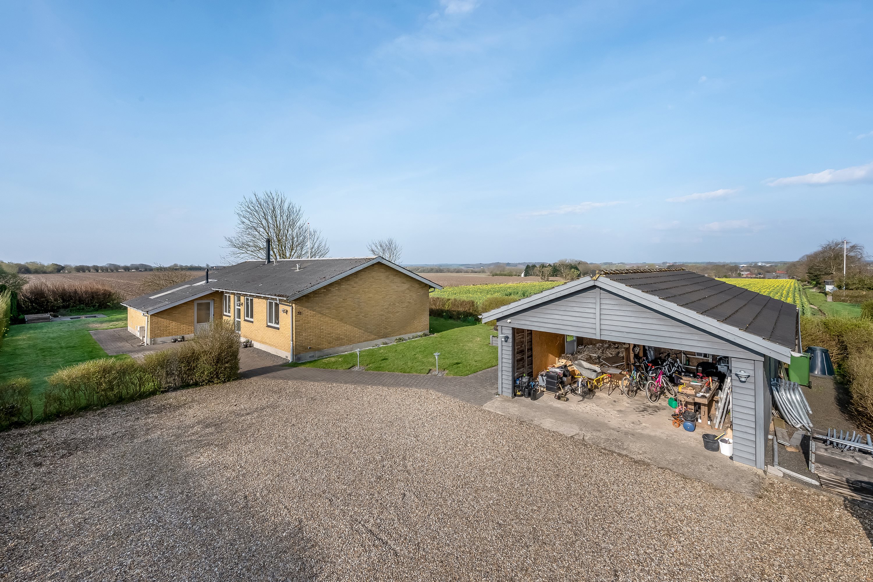 Fremhævet facade billede i fuldskærmstilstand. Billede af Dyssevænget 32, Sædding, 6900 Skjern