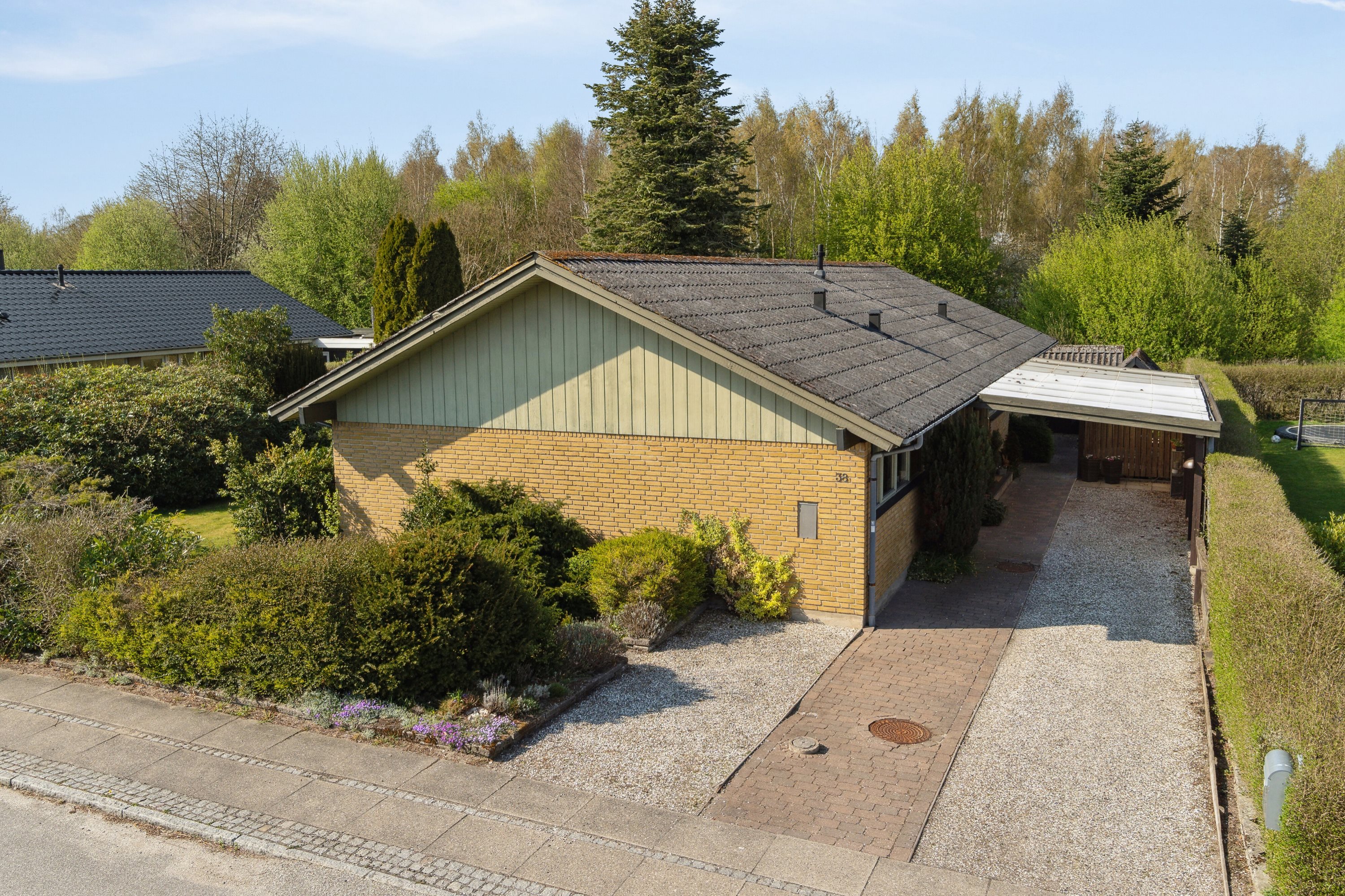 Fremhævet set fra vejen billede i fuldskærmstilstand. Billede af Gildringeparken 38, 4690 Haslev