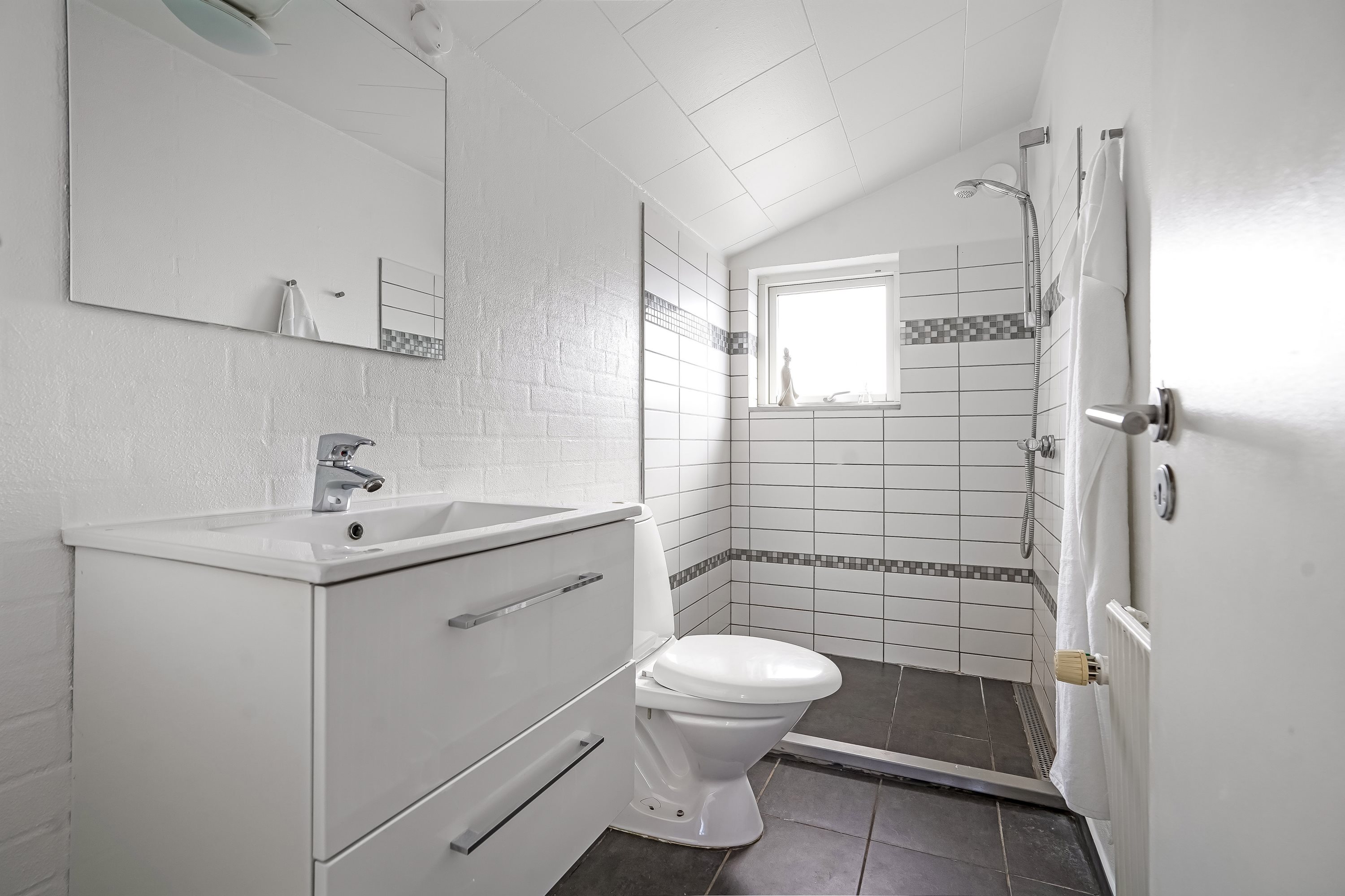 Fremhævet toilet billede i fuldskærmstilstand. Billede af Ehlersvej 13, 8740 Brædstrup