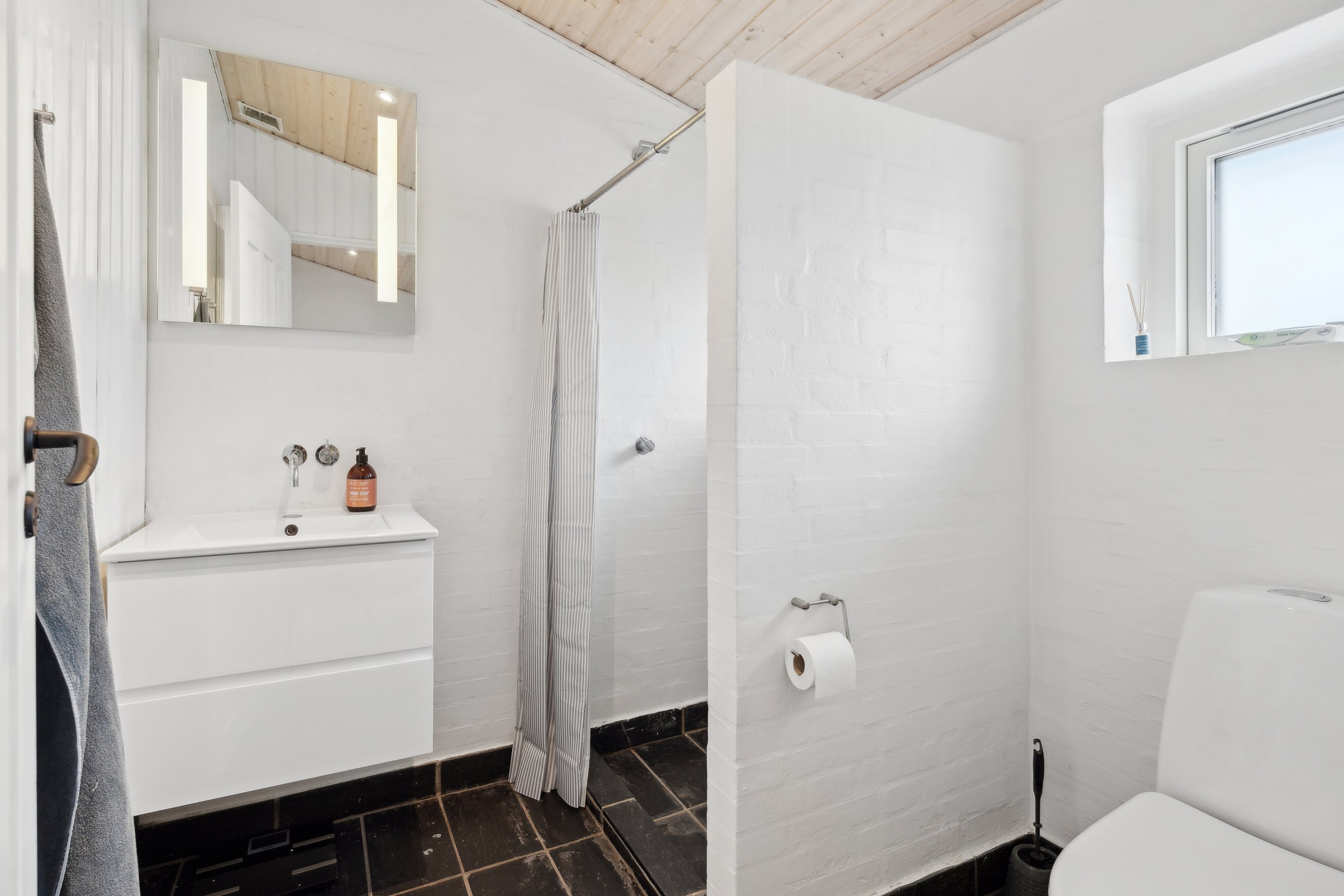 Fremhævet badeværelse billede i fuldskærmstilstand. Billede af Hedebyvej 6, 8600 Silkeborg