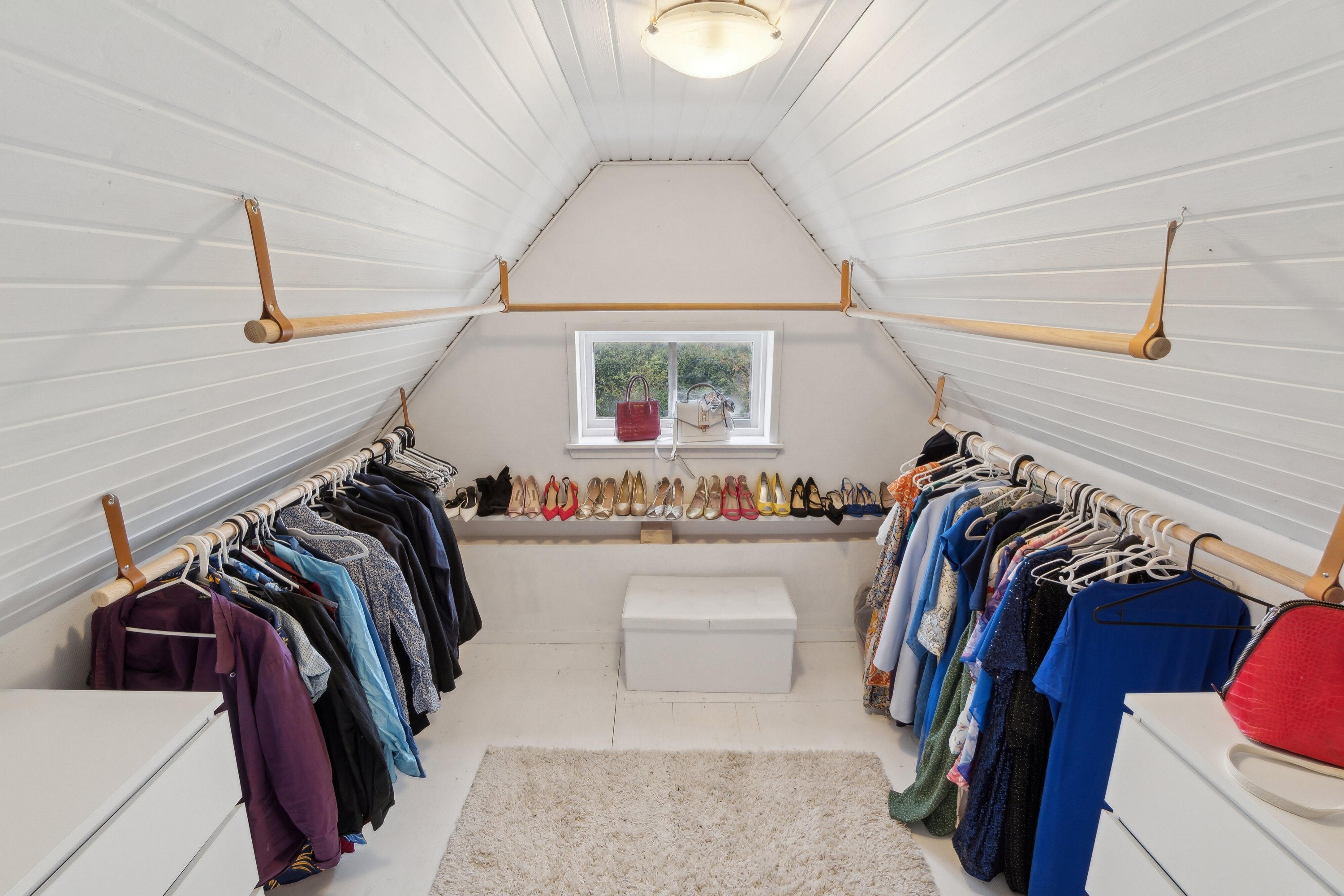 Fremhævet walk-in closet billede i fuldskærmstilstand. Billede af Risbjerggårds Alle 13, 2650 Hvidovre