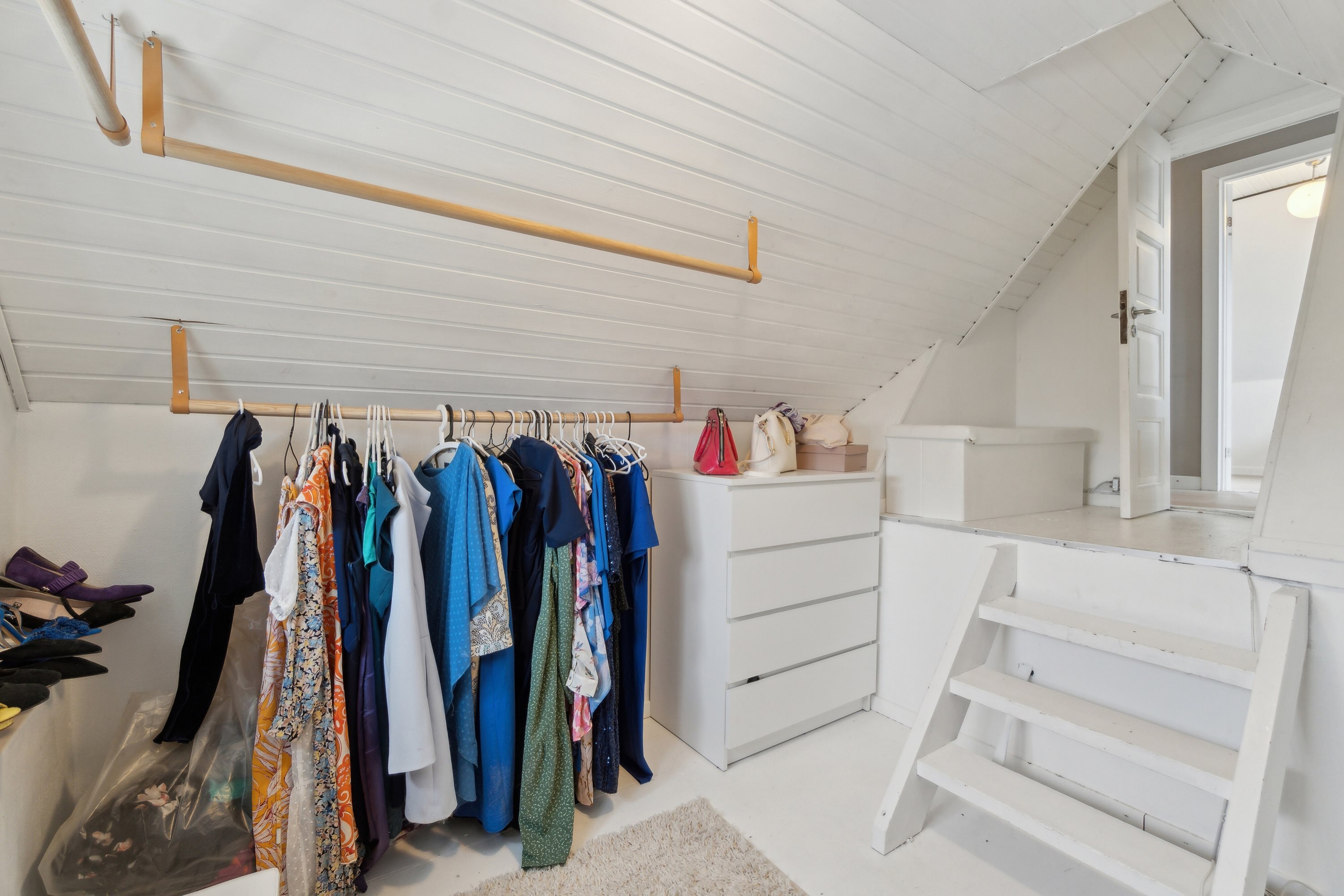 Fremhævet walk-in closet billede i fuldskærmstilstand. Billede af Risbjerggårds Alle 13, 2650 Hvidovre