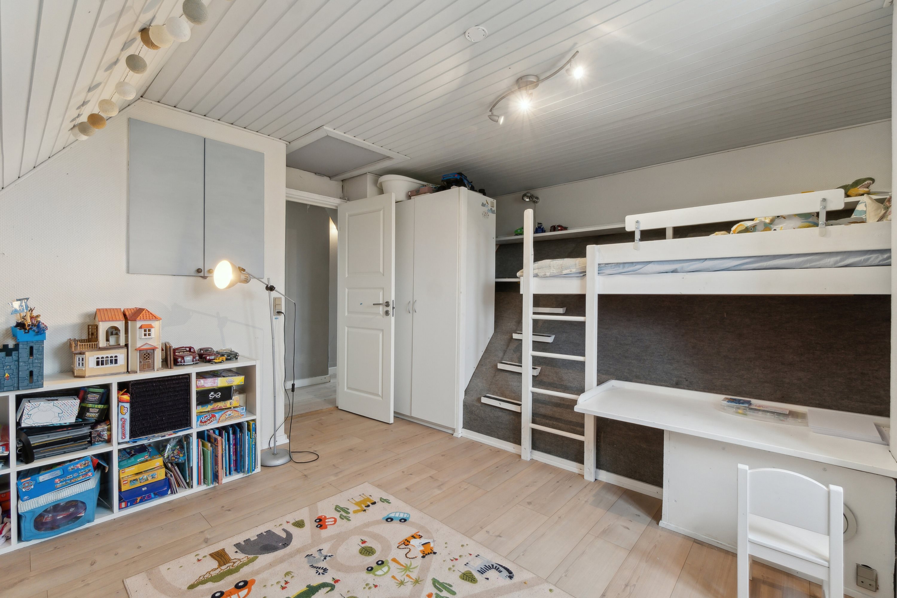 Fremhævet soveværelse billede i fuldskærmstilstand. Billede af Risbjerggårds Alle 13, 2650 Hvidovre