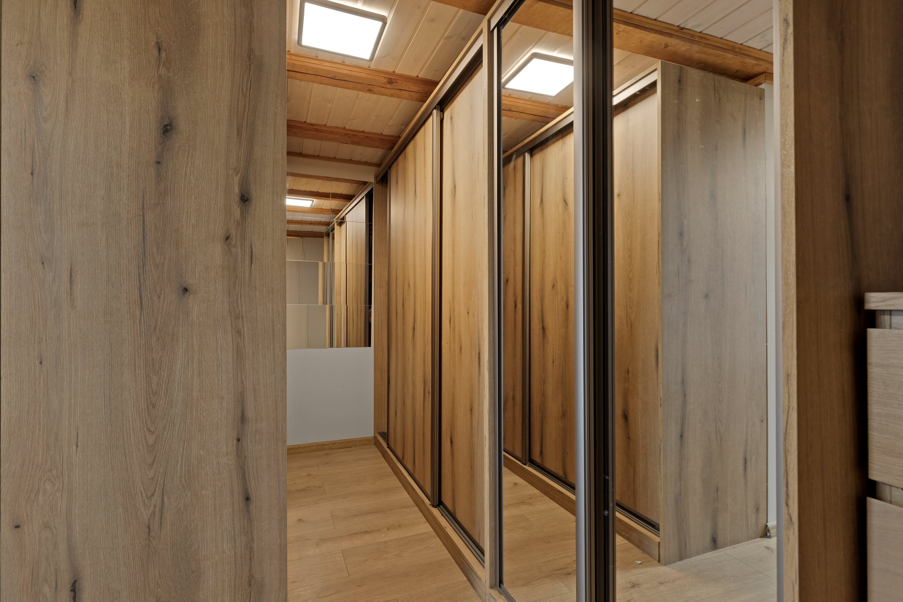 Fremhævet garderobe billede i fuldskærmstilstand. Billede af Ulkærvej 12, Ulkær, 7100 Vejle