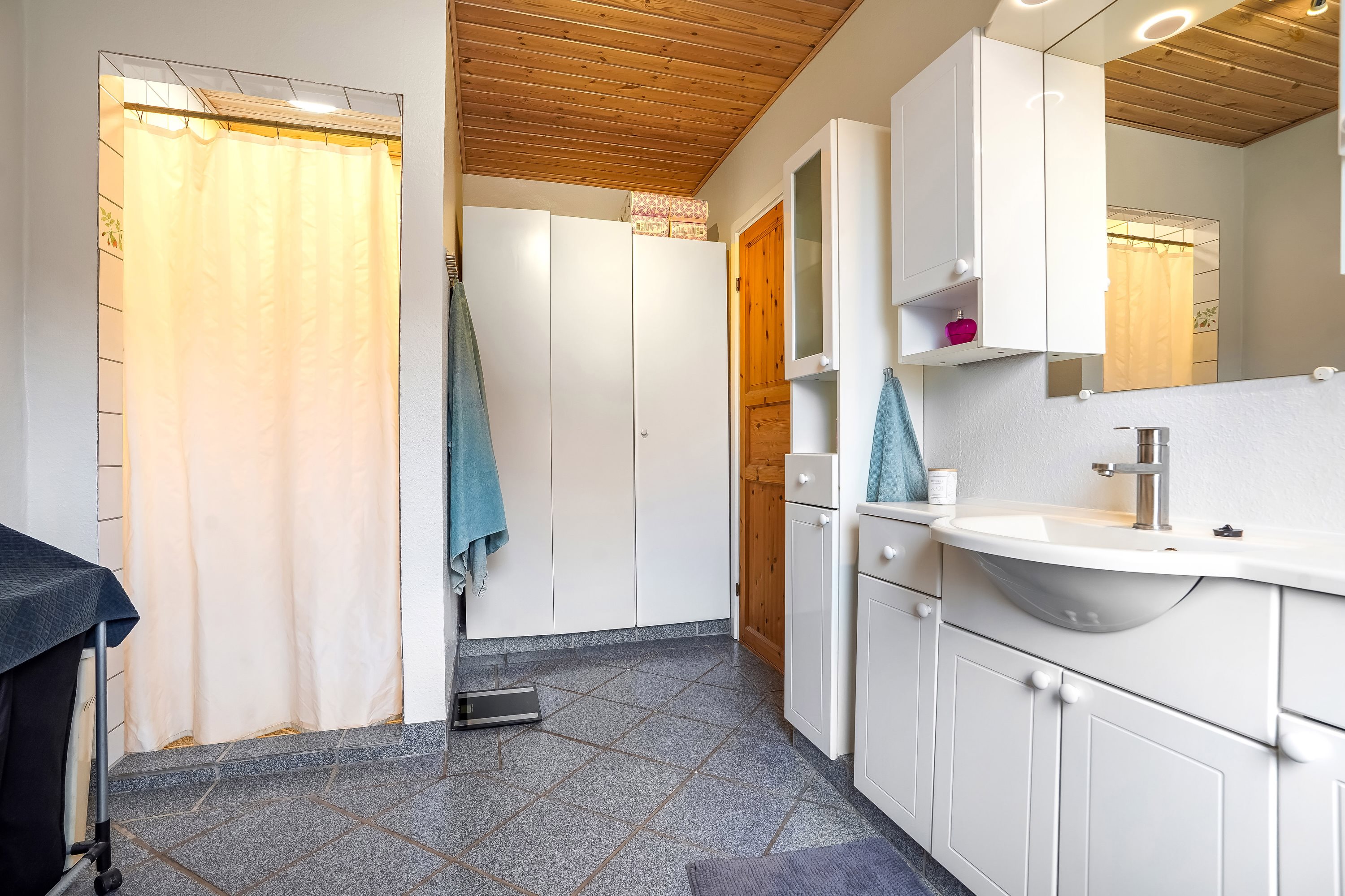 Fremhævet badeværelse billede i fuldskærmstilstand. Billede af Sortenkærvej 40, Gadsbølle, 5492 Vissenbjerg