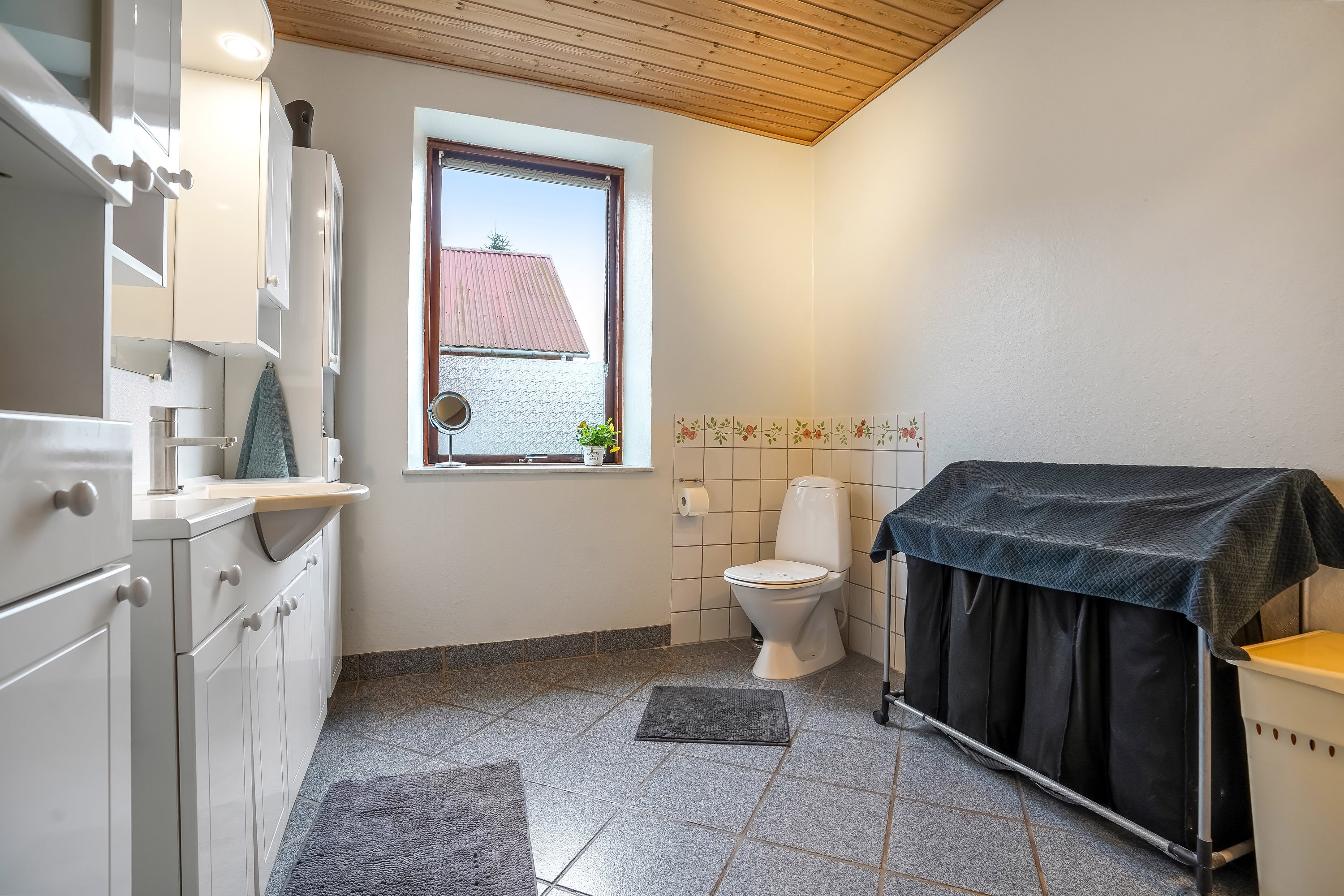 Fremhævet toilet billede i fuldskærmstilstand. Billede af Sortenkærvej 40, Gadsbølle, 5492 Vissenbjerg