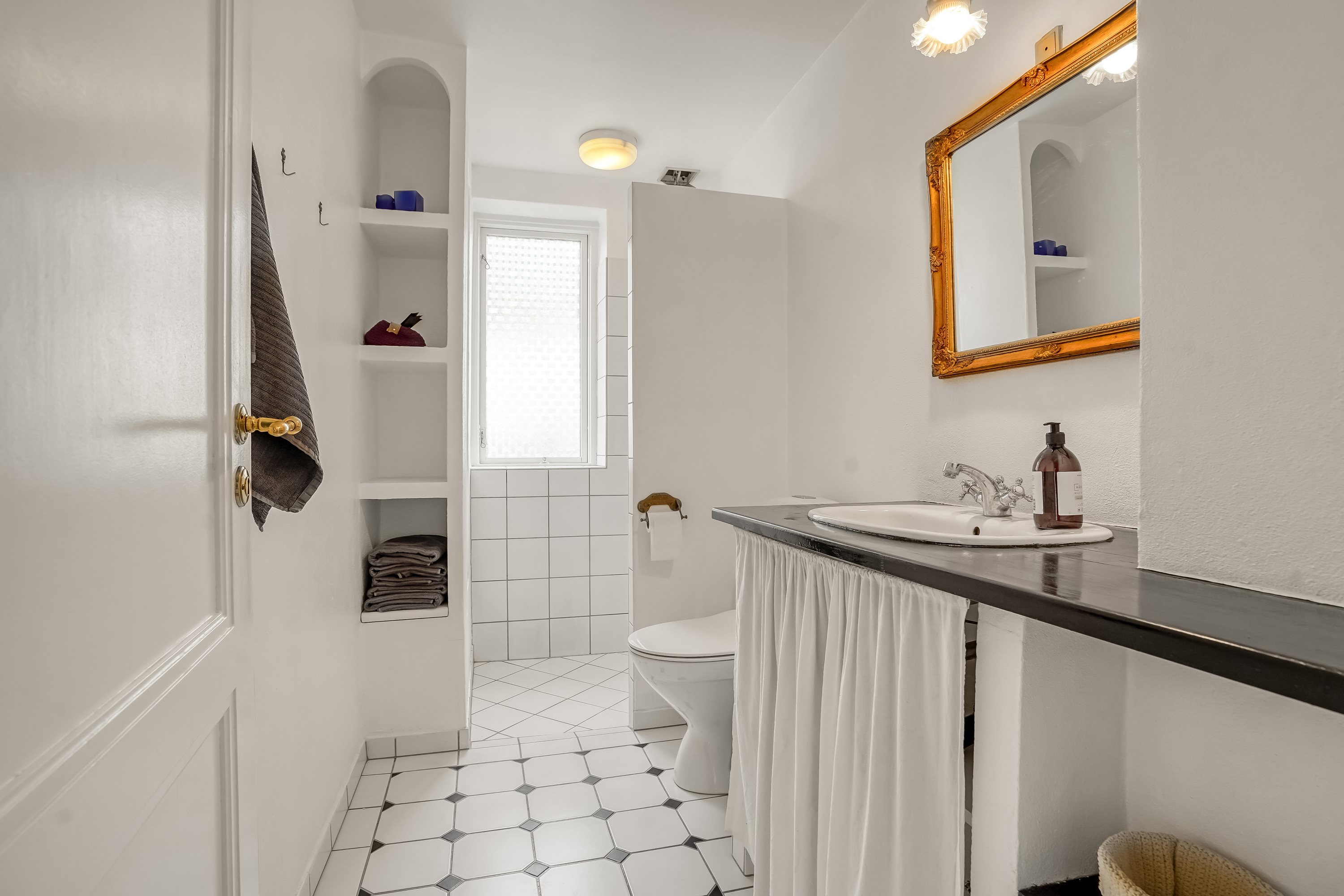 Fremhævet toilet billede i fuldskærmstilstand. Billede af Læssøegade 155, 5230 Odense M