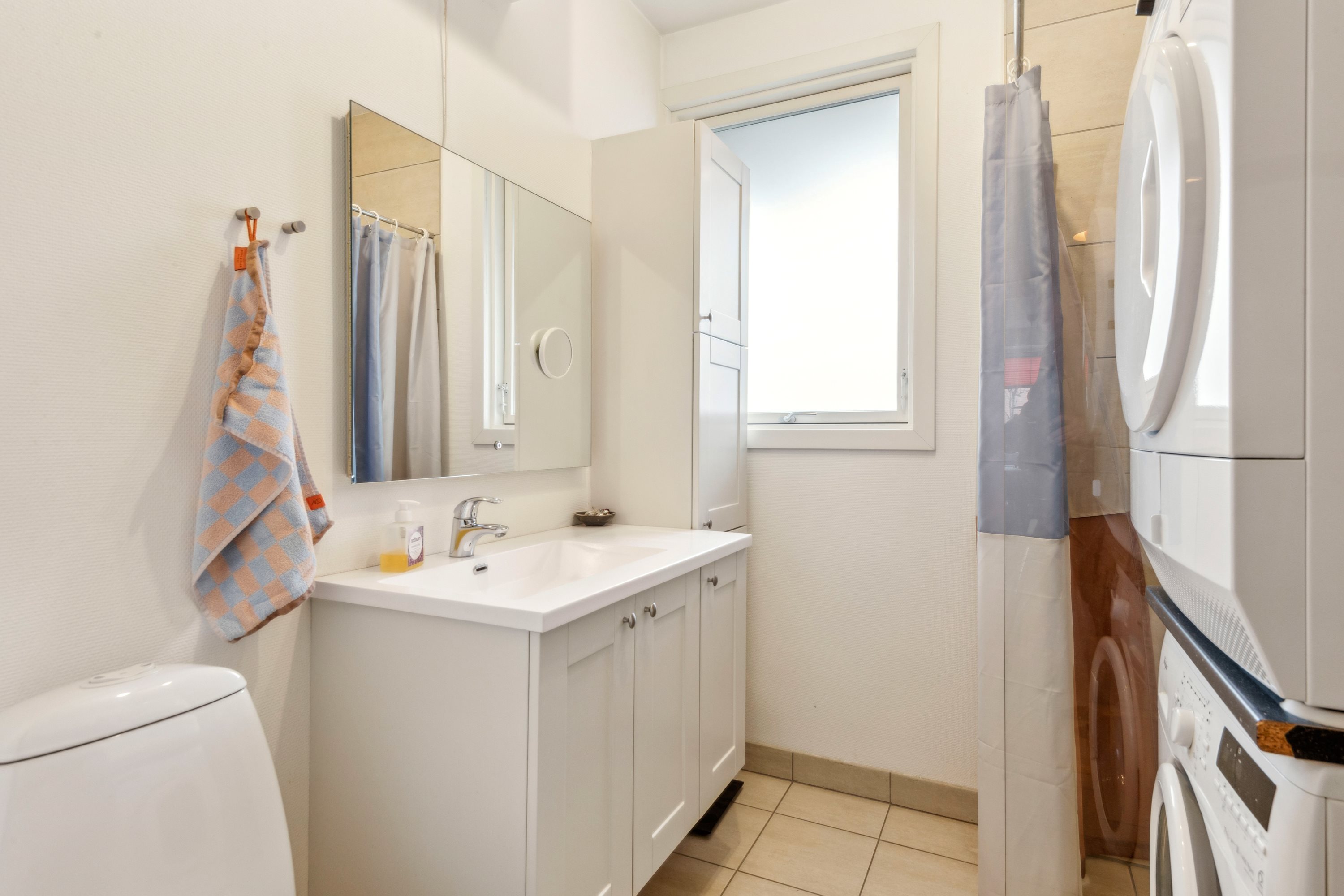 Fremhævet badeværelse billede i fuldskærmstilstand. Billede af Østerbro 47, 1. 8., 9000 Aalborg