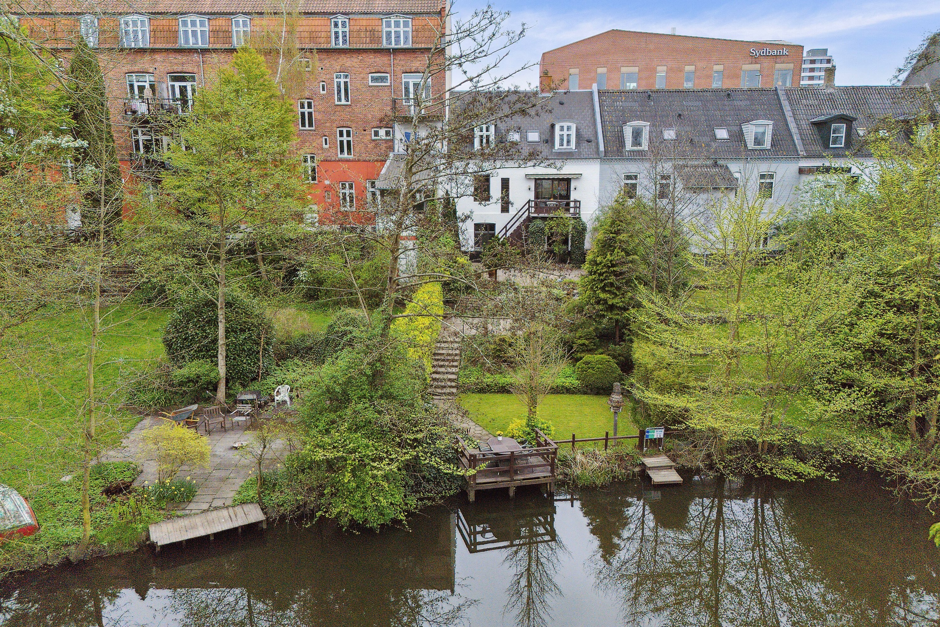 Miniaturebillede 1: set fra vejen. Billede af Sdr. Boulevard 248, 5000 Odense C