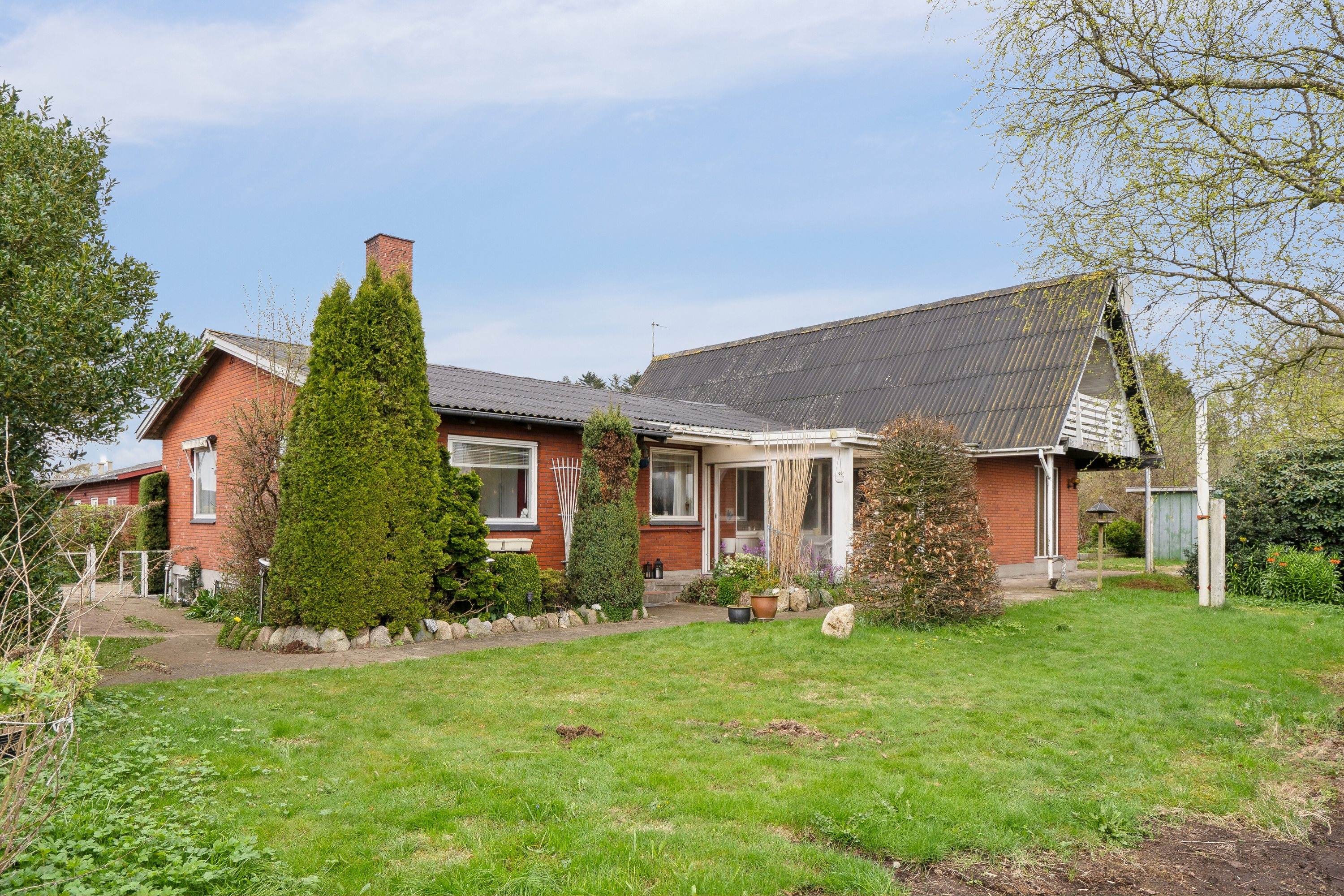 Fremhævet set fra haven billede i fuldskærmstilstand. Billede af Lindevej 9, Mosbjerg, 9870 Sindal