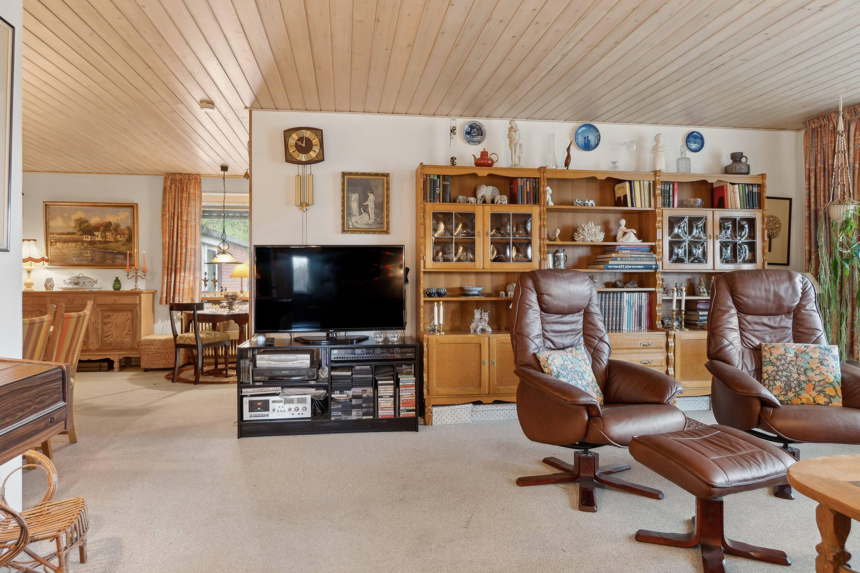 Fremhævet stue billede i fuldskærmstilstand. Billede af Lindevej 9, Mosbjerg, 9870 Sindal