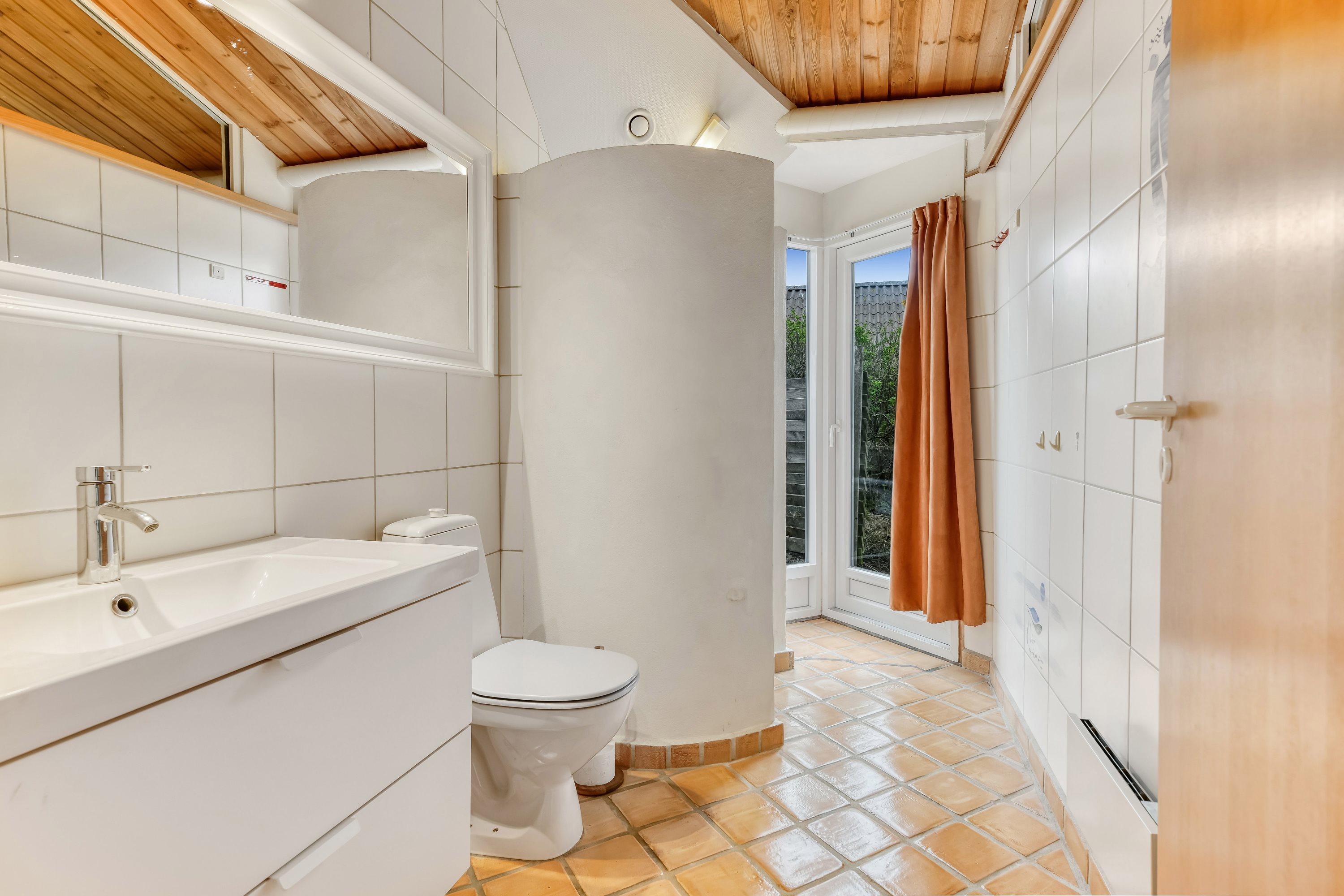 Fremhævet toilet billede i fuldskærmstilstand. Billede af Helmvej 19, Rindby Strand, 6720 Fanø