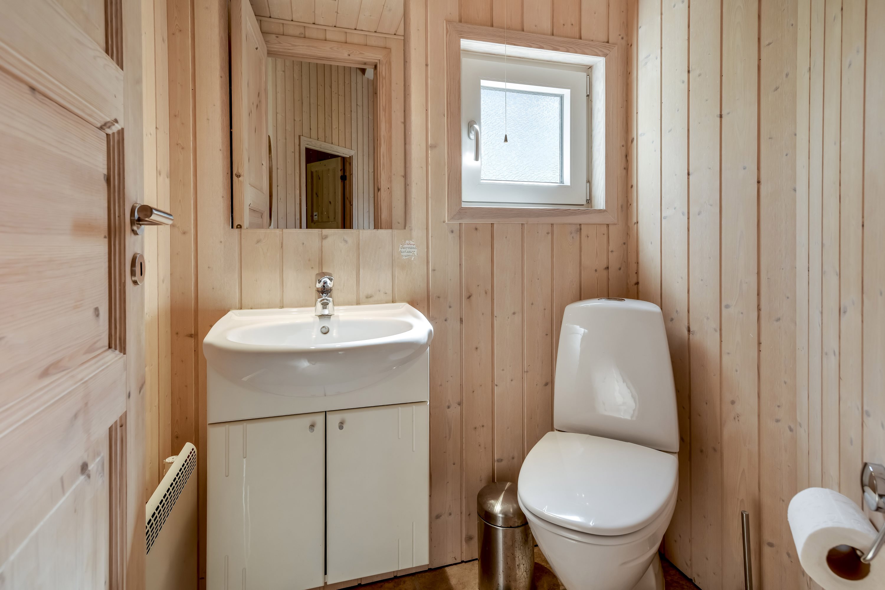 Fremhævet toilet billede i fuldskærmstilstand. Billede af Torpet 98, 6682 Hovborg