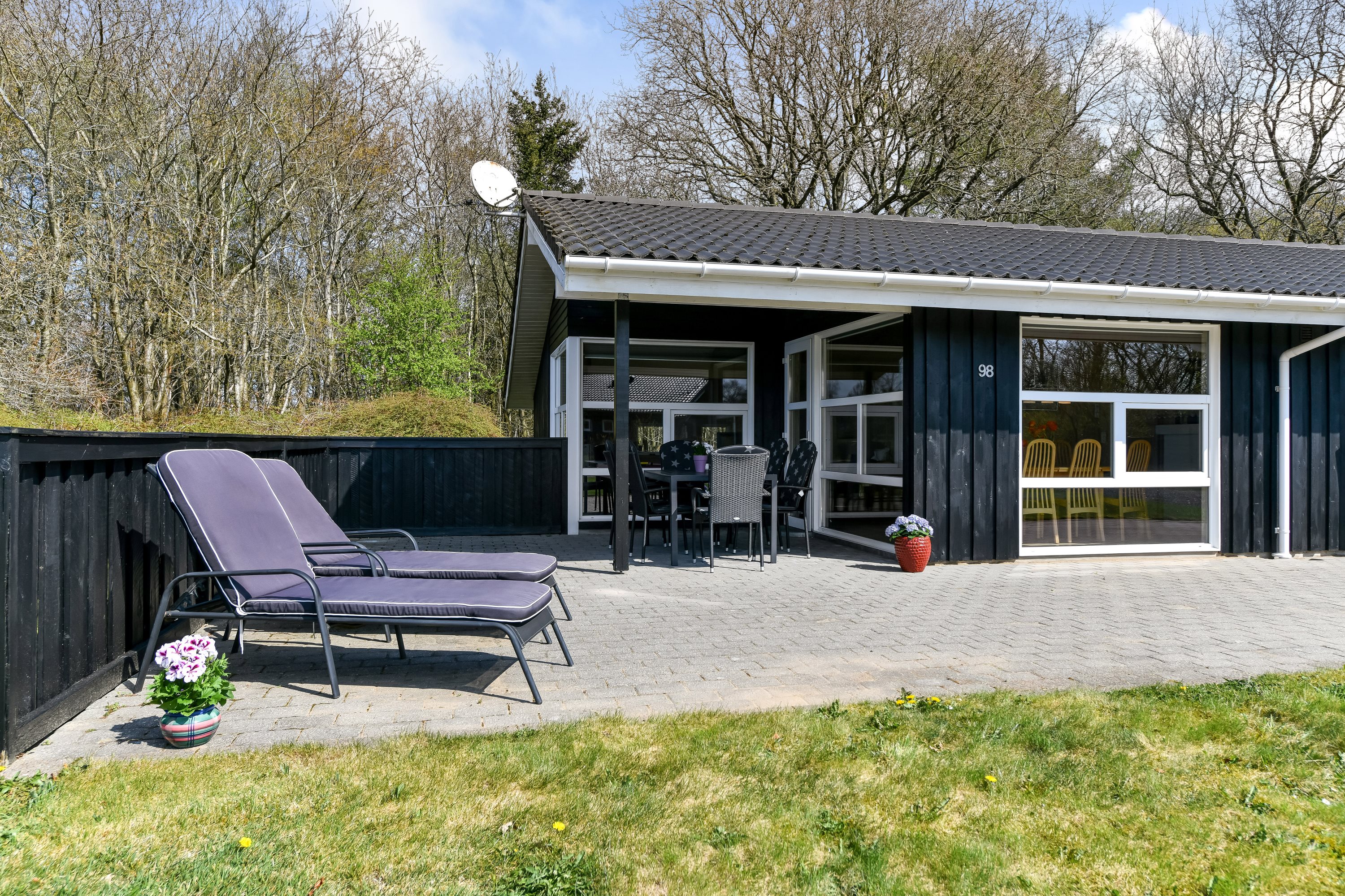 Fremhævet terrasse billede i fuldskærmstilstand. Billede af Torpet 98, 6682 Hovborg
