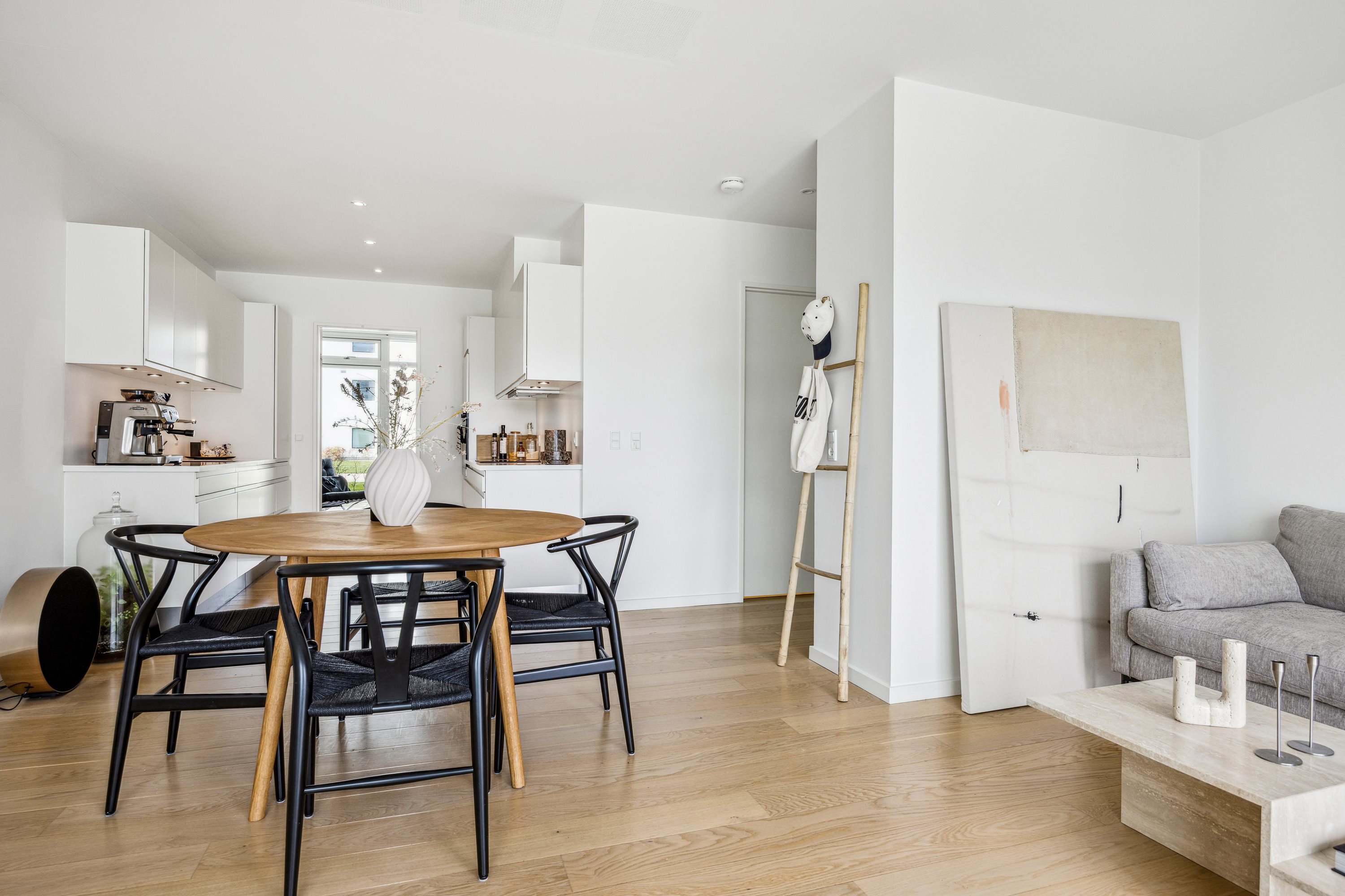 Fremhævet stue billede i fuldskærmstilstand. Billede af Sundby Brygge 7, st.. tv., 9400 Nørresundby