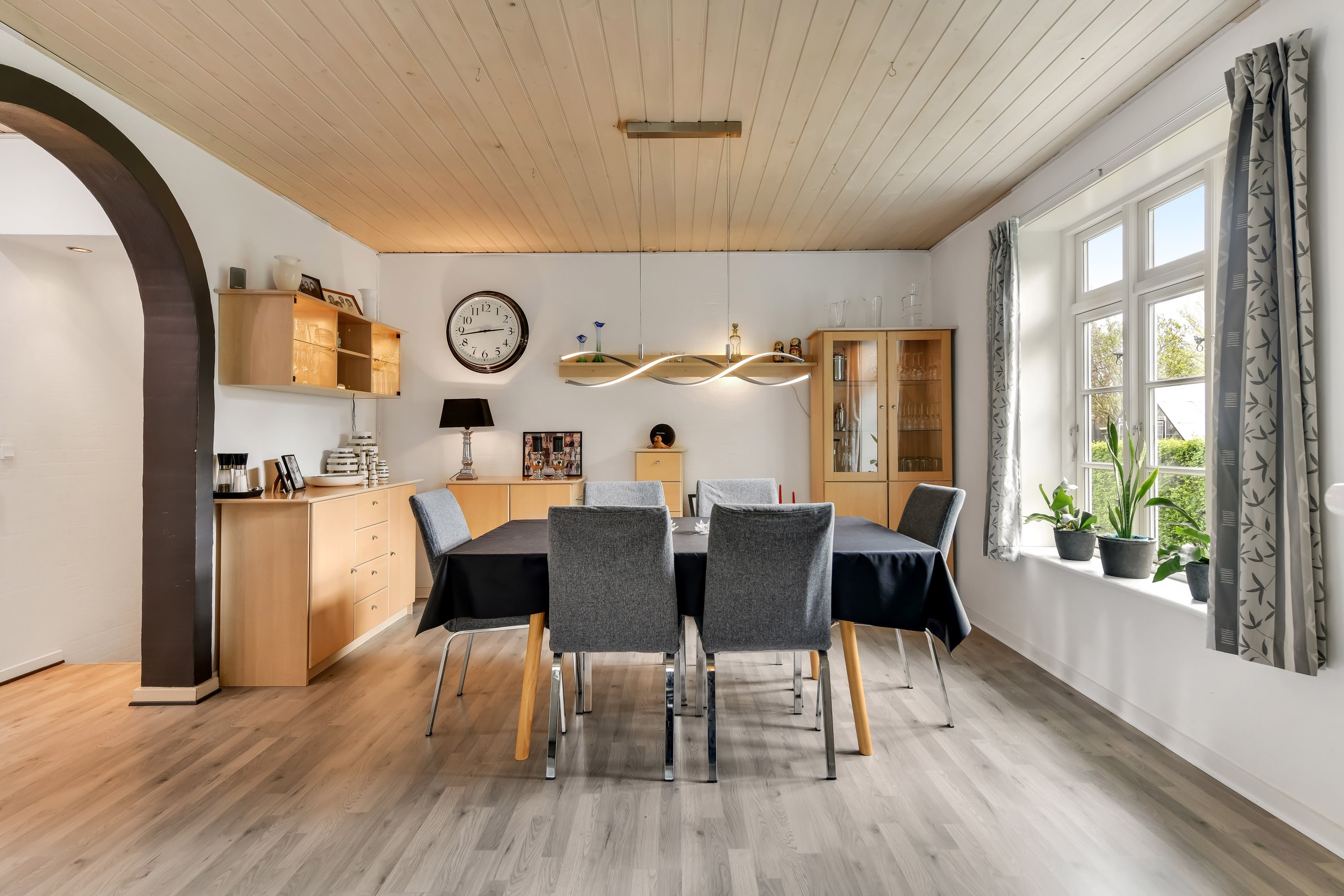 Fremhævet stue billede i fuldskærmstilstand. Billede af Skolebakken 139, 6705 Esbjerg Ø