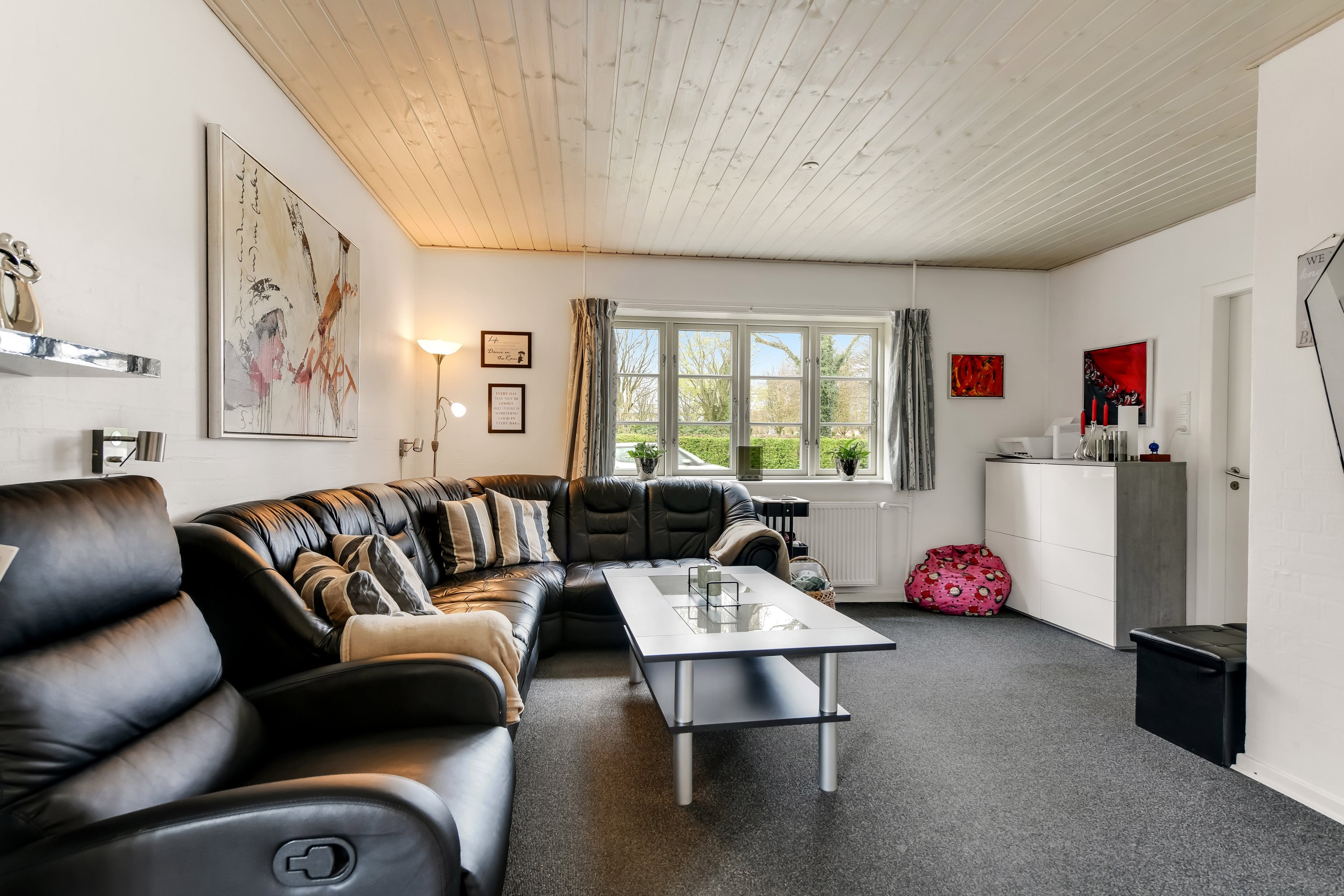 Fremhævet stue billede i fuldskærmstilstand. Billede af Skolebakken 139, 6705 Esbjerg Ø