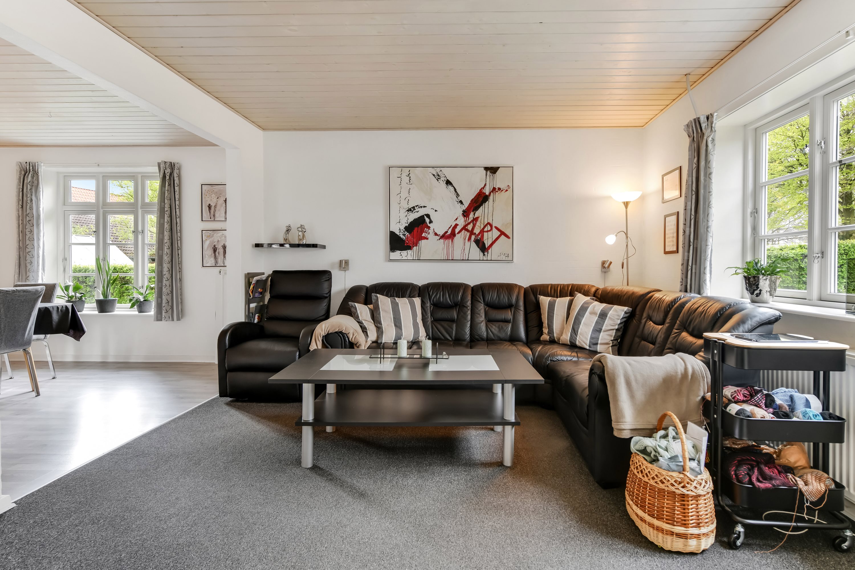 Fremhævet stue billede i fuldskærmstilstand. Billede af Skolebakken 139, 6705 Esbjerg Ø