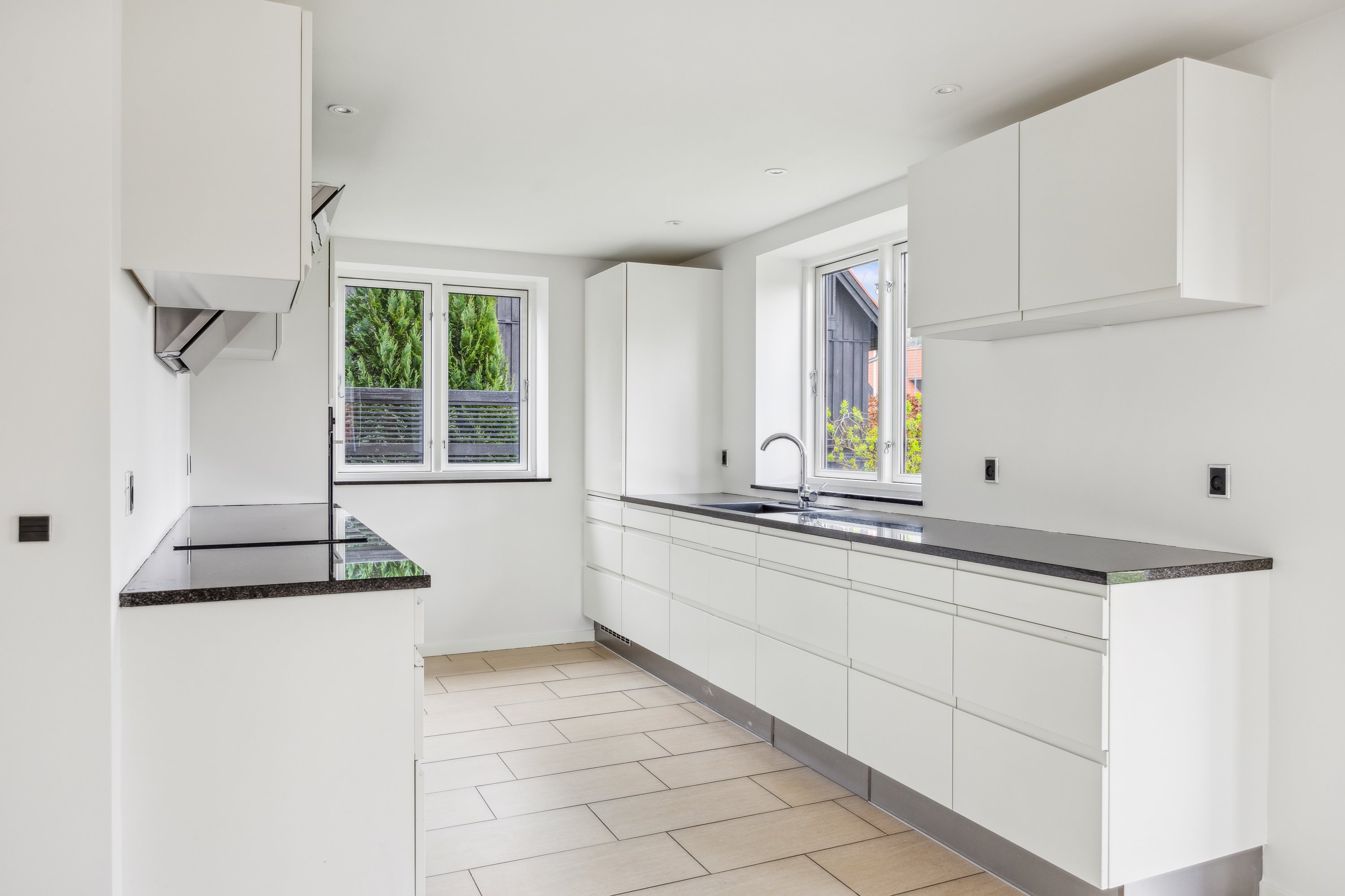 Fremhævet køkken billede i fuldskærmstilstand. Billede af Egil Fischers Vej 3, Femmøller Strand, 8400 Ebeltoft