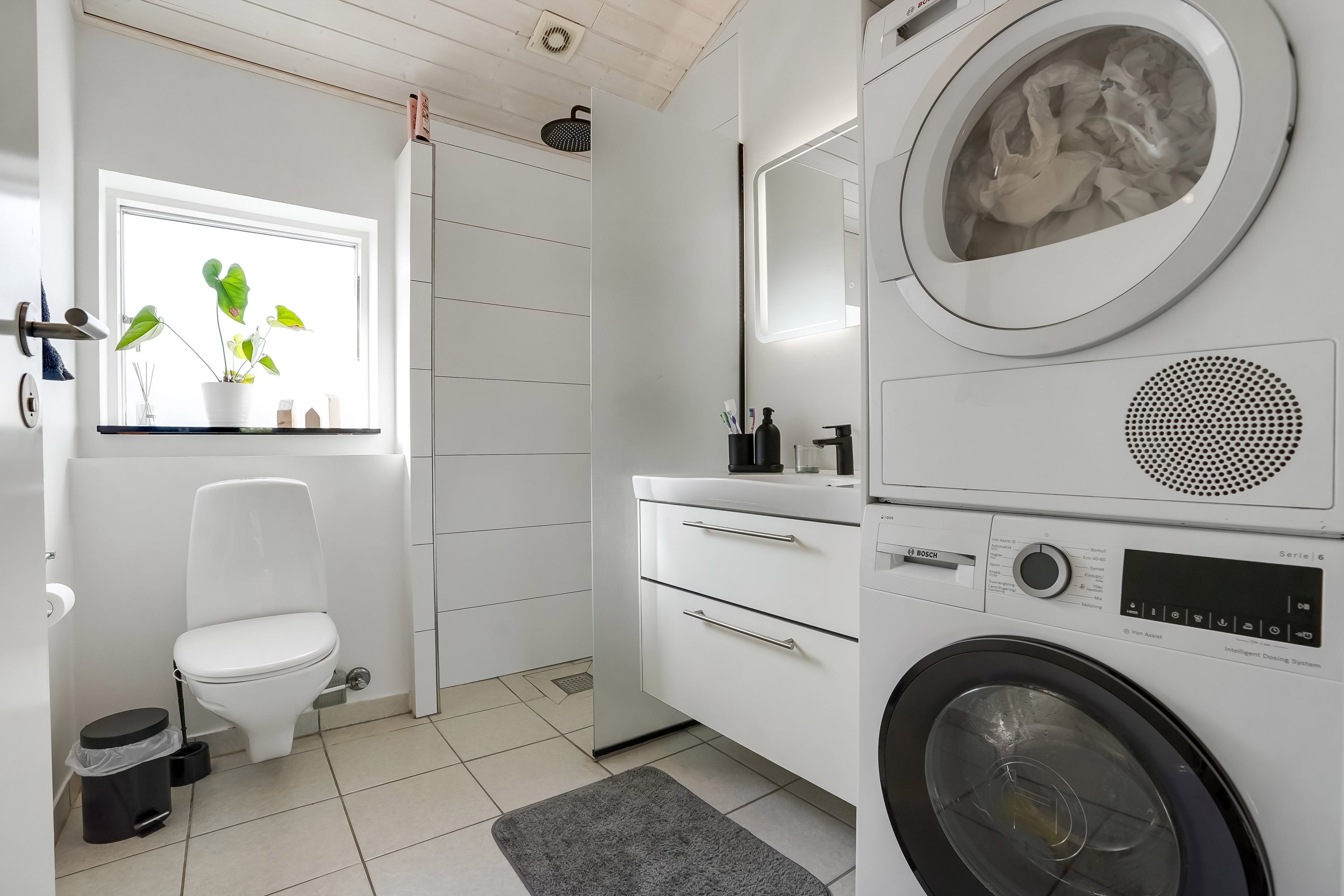 Fremhævet toilet billede i fuldskærmstilstand. Billede af Hasselvej 4, Lunghøj, 5591 Gelsted