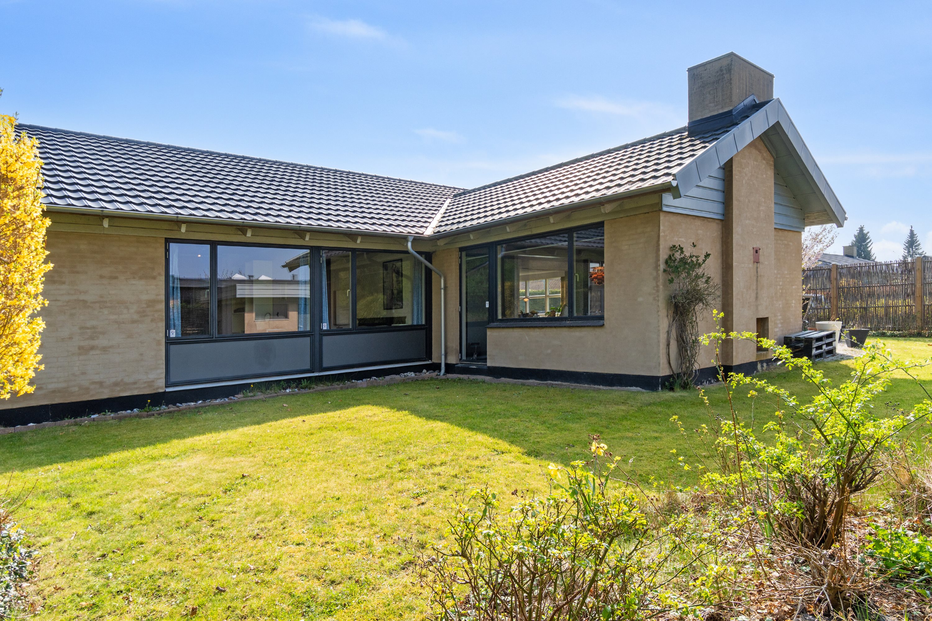 Fremhævet set fra haven billede i fuldskærmstilstand. Billede af Borgager 43, 2620 Albertslund